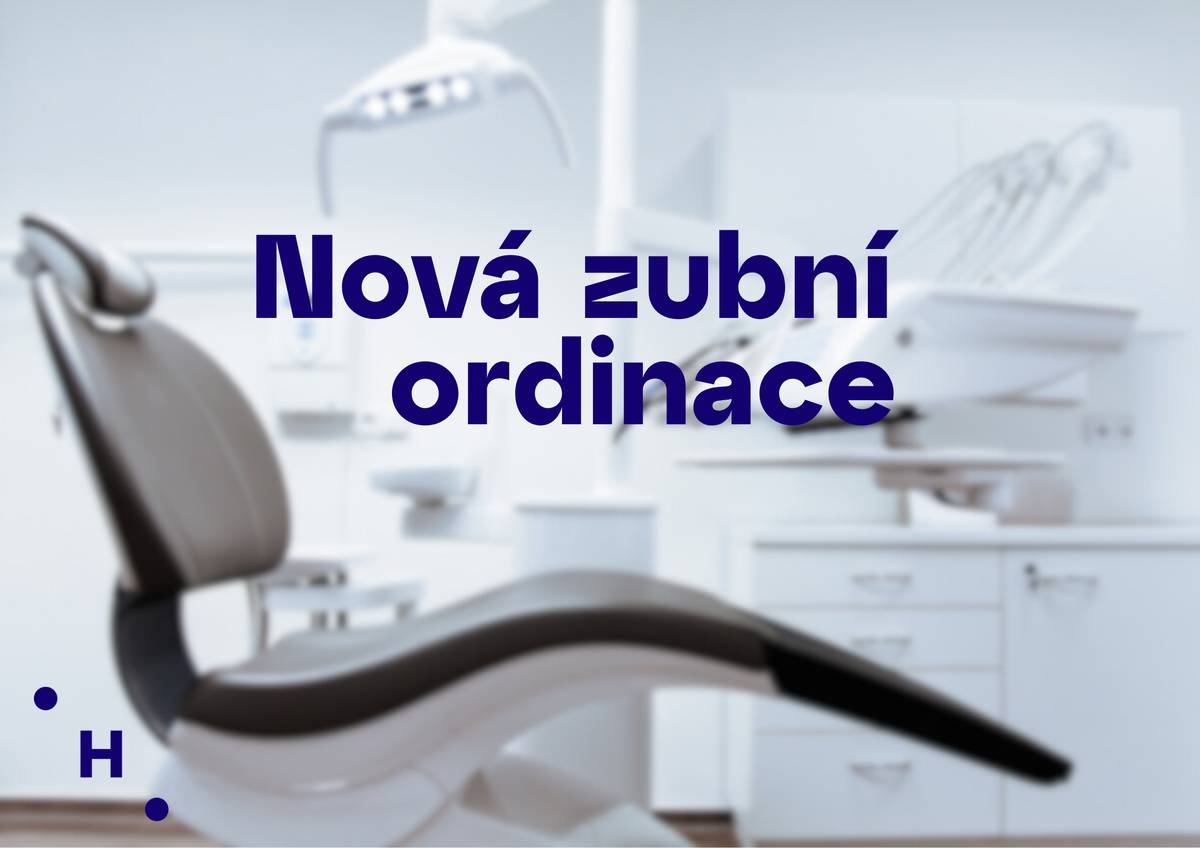 Město Humpolec v uplynulých měsících vybudovalo nové prostory pro zubní ordinaci a ordinaci dentální hygieny, které v nejbližších dnech zahájí provoz. Nové zdravotnické zázemí vzniklo v městském bytovém domě v ulici Máchova 1607,v prostorách, kde dříve fungoval Šatník Oblastní charity Havlíčkův Brod. Stavební úpravy začaly v loňském roce a výsledkem je samostatná ordinace zubního lékaře, ordinace dentální hygieny, čekárna, místnost pro rentgen i potřebné zázemí pro personál a sociální zařízení. „Naším cílem nebylo jen opravit další městský prostor. Chtěli jsme vytvořit podmínky, které budou dostatečně atraktivní pro nového zubního lékaře. Samotná ordinace bez lékaře by samozřejmě nic neřešila. Proto máme radost, že se podařilo obě části spojit a nová ordinace nyní skutečně zahajuje provoz,“ sdělil místostarosta Humpolce Martin Hendrych. Město do přípravy prostor investovalo přes 3 miliony korun. Tato částka zahrnuje projektovou dokumentaci a stavební úpravy – mimo jiné nové rozvody, vzduchotechniku, zdravotnické osvětlení a úpravu dispozic. Samotné stomatologické vybavení, včetně nábytku, přístrojů a křesel, si pořídil a uhradil sám provozovatel ordinace. Ačkoliv se mohou městem vynaložené prostředky na první pohled zdát vysoké, představují jen zlomek nákladů, které musel provozovatel ordinace investovat do jejího vybavení. V nových prostorách začne působit stomatologická ordinace TRNKADent s. r. o. Podrobné informace o zahájení provozu a registraci pacientů naleznete na stránce www.trnkadent.cz. Uvědomujeme si, že zájem o registraci bude velmi vysoký a může docházet k dočasnému přetížení webových stránek či rezervačního systému. Podle sdělení ordinace bude registrace pacientů probíhat v několika vlnách, aby byl proces zvládnutelný. Prosíme občany o trpělivost, shovívavost a respektování pravidel, která si ordinace stanoví. Zároveň žádáme občany o klidný přístup a pochopení. Jedna ordinace nemůže pokrýt veškerou poptávku po stomatologické péči, přesto je otevření nové zubní ordinace důležitým krokem ke zlepšení dostupnosti péče v našem městě.