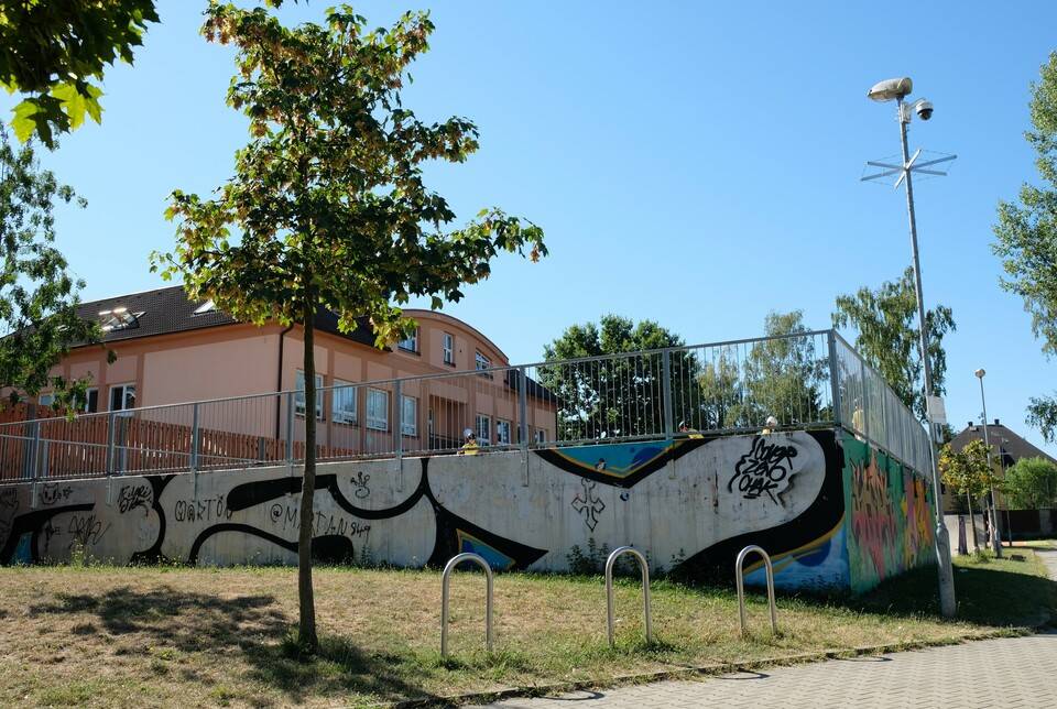 Rádi bychom vás informovali, že se další vítězný projekt participativního rozpočtu Měníme Újezd 2025 posouvá do své závěrečné fáze.  V pondělí 17. 8. 2026 předáme staveniště. V následujících týdnech dojde k výměně několika stávajících světel na hřišti a u skateparku přibudou nové reflektory. Dočasná omezení na Multifunkčním sportovišti v Čentické během stavebních prací Sportoviště zůstane po dobu prací v provozu, místy ale bude potřeba počítat s dočasným omezením kvůli výkopovým pracím. Prosíme proto návštěvníky o zvýšenou opatrnost a respektování vyznačených omezení. Věříme, že nové osvětlení potěší všechny, kteří sportoviště využívají. Děkujeme za pochopení.