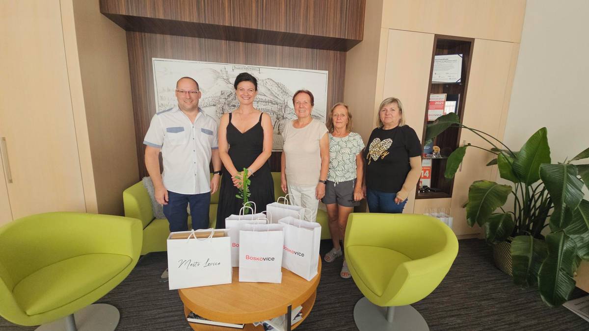 Ve dnech 11. – 13. srpna navštívili Boskovice a okolí členové Slovenského zväzu telesne postihnutých v Leviciach. Delegaci vedenou Martinem Drdošem přijala na radnici ve středu 12. srpna starostka města Jana Syrovátková. Při této neoficiální návštěvě se účastníci vzájemně informovali o životě v obou městech. Foto: Jaroslav Parma