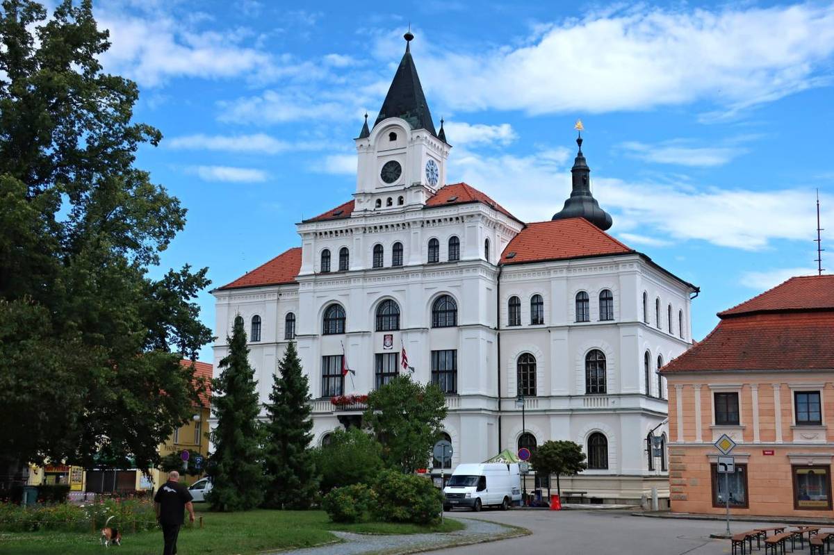 V ulici Mnichská (u muzea) došlo k propadu vozovky, a proto je zde dočasně omezen průjezd. Žádáme řidiče o zvýšenou opatrnost a respektování dopravního značení.