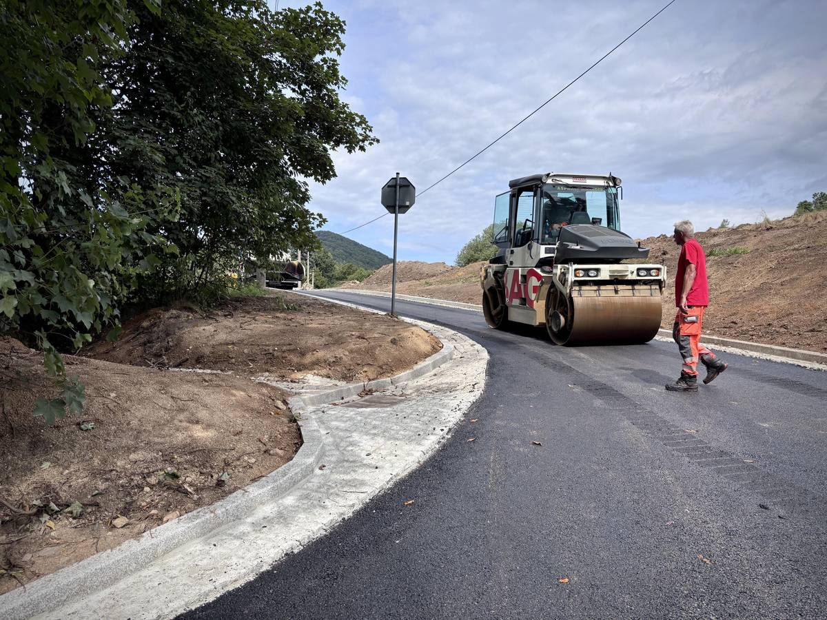 Dobré odpoledne, asfaltování na Máselném Vrchu je hotové. Aktuálně (13:30) probíhá asfaltování pod viaduktem. Od půlnoci bude možné na nový asfalt vjíždět. Na místě však zůstanou zábrany, které pracovníci odstraní v sobotu v 7:00 ráno. Pokud potřebujete projet dříve, bude nutné zábrany odstranit svépomocí. Průchod je možný. Děkuji za pochopení.   Jana Šťastná