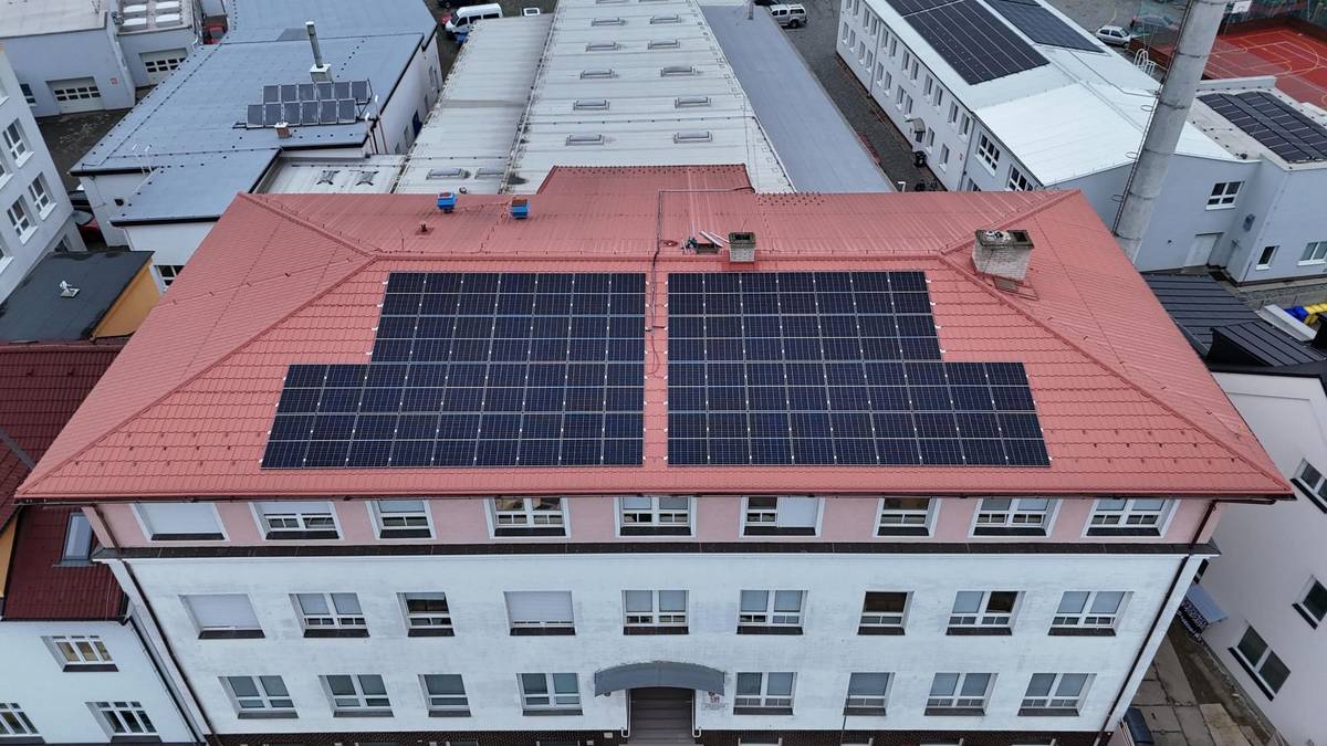 Pardubický kraj pokračuje v budování moderní energetické sítě založené na obnovitelných zdrojích.   „Investice do fotovoltaických elektráren jsou jednou z možností, jak snižovat provozní náklady našich organizací a posilovat jejich energetickou soběstačnost. Ušetřené prostředky můžeme v našich školách, nemocnicích nebo zařízeních sociálních služeb využít jiným způsobem a investovat je zpět do zařízení,“ uvedl hejtman Pardubického kraje Martin Netolický.  Na střechách středních škol, zdravotnických zařízení, dětských domovů i organizací sociálních služeb postupně přibývají fotovoltaické elektrárny. Připravované projekty mají hodnotu přibližně 143 milionů korun, přičemž kraj předpokládá získání 46 milionů korun z evropských fondů. Další elektrárny vznikají také v rámci projektů energetických úspor metodou EPC.   Fotovoltaiku už využívá 24 krajských organizací  Solární panely vyrábějí elektřinu například pro Vysokomýtskou nemocnici, Odborný léčebný ústav Žamberk, Centrum následné péče Rybitví, dětské domovy nebo výjezdovou základnu Zdravotnické záchranné služby ve Svitavách. Významnou součástí projektu jsou také střední školy. Elektrárny fungují už na 12 školských budovách a další jsou v přípravě.   Skvělým příkladem je Střední škola automobilní v Holicích. Od začátku letošního roku díky vlastní výrobě elektřiny snížila odběr ze sítě přibližně o 30 %.   V kombinaci s dalšími úspornými opatřeními se škole podařilo snížit celkové náklady na elektrickou energii až o 60 %. Vyrobenou elektřinu navíc ukládá do bateriového úložiště a přebytky sdílí s budovou domova mládeže.   Letos v květnu vzniklo Energetické společenství východních Čech, které umožňuje sdílet vyrobenou elektřinu mezi školami, nemocnicemi, městy i dalšími organizacemi. Do projektu je dnes zapojeno více než 10 institucí, do budoucna by jich mělo být 37.