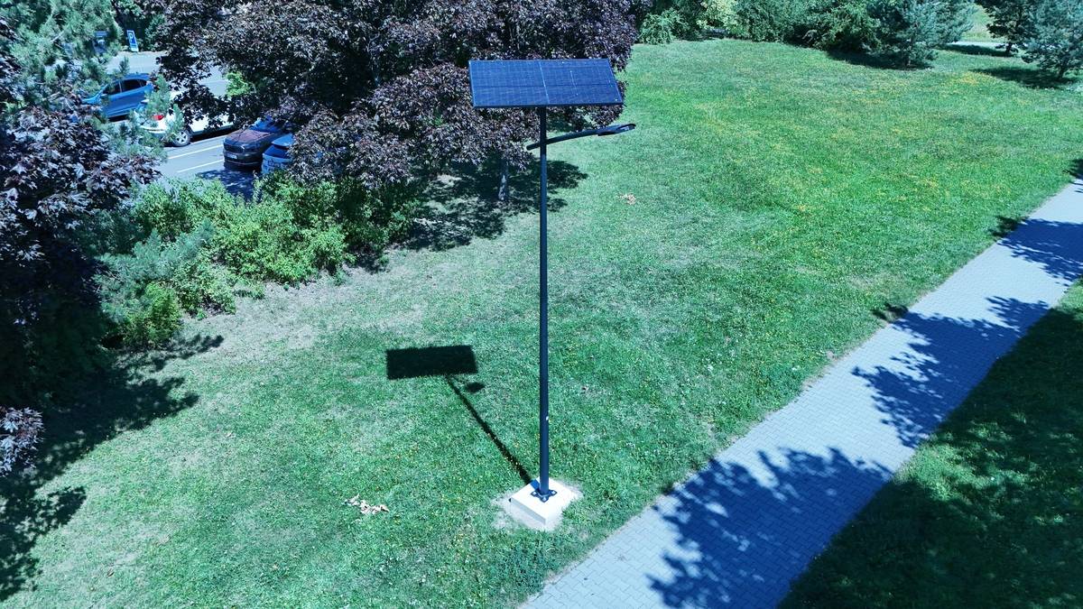 Solární lampy jako rychlé řešení tam, kde chybí klasické veřejné osvětlení, využívá městský obvod Ostrava-Jih ve dvou lokalitách, v Hrabůvce a na Dubině. Dvě tyto lampy svítí v parku mezi rondelem a restaurací Radegastovna Maston. „Jde o frekventovaný úsek chodníku, který nebyl vůbec osvětlený. Dvojice nových lamp umožnila rychle nasvítit celou problematickou trasu, a to bez nutnosti pokládky kabelů a připojení k elektrické síti,“ říká místostarosta Otakar Šimík a dodává, že jde o dočasné řešení, než bude v místě zřízeno veřejné osvětlení. Třetí solární lampa přibyla na základě podnětů obyvatel v ulici Jana Maluchy na Dubině. „Lidé tudy procházejí například přes parkoviště směrem k tramvajové zastávce a v místě byla večer úplná tma. Právě na tento problém občané obvod upozorňovali,“ popisuje místostarosta. Hlavním důvodem, proč Ostrava-Jih zvolila solární lampy, je možnost reagovat na podobné situace podstatně rychleji. „Vybudování standardního veřejného osvětlení vyžaduje delší přípravu, protože není ve správě městského obvodu, ale zajišťuje jej městská společnost Ostravské komunikace. Autonomní solární lampy navíc nepotřebují přívod elektrické energie ani pokládku kabelů,“ konstatuje místostarosta s tím, že Ostrava-Jih počítá s tímto způsobem osvětlení i na dalších vhodných místech, kde veřejné osvětlení chybí. Instalované lampy typu Smartlight Power 365 – GEN4 SC jsou vybaveny fotovoltaickým panelem o výkonu přes 310 Wp, LED svítidlem o výkonu 40 W a inteligentním řídicím systémem. Ten je navržen tak, aby dokázal zajistit svícení každou noc i při zhoršených světelných podmínkách, tedy také v zimním období.