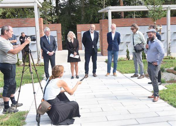 Město Pelhřimov slavnostně otevřelo první etapu rozšíření městského hřbitova. Nově vzniklý areál není pouze rozšířením jeho kapacity, ale především důstojným místem pro vzpomínku, rozloučení a tiché zastavení. Výraznými prvky prostoru jsou kašna, kamenná řeka a kříž. Náklady na realizaci dosáhly přibližně 47 milionů korun včetně DPH.