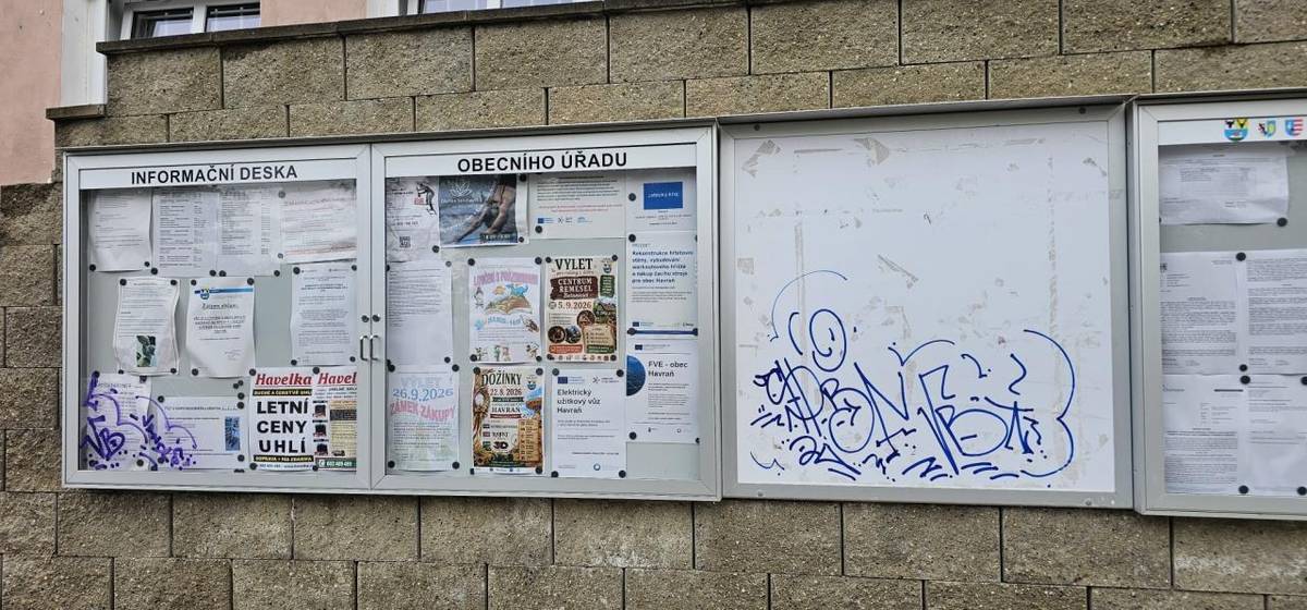 Dnes jsme bohužel zjistili, že někdo popsal obecní nástěnku.  Takové jednání považujeme za velmi nevhodné a naprosto zbytečné. Obecní nástěnka slouží k informování občanů a je majetkem obce, tedy nás Všech.   Prosíme proto dotyčného, aby se podobného jednání do budoucna zdržel.