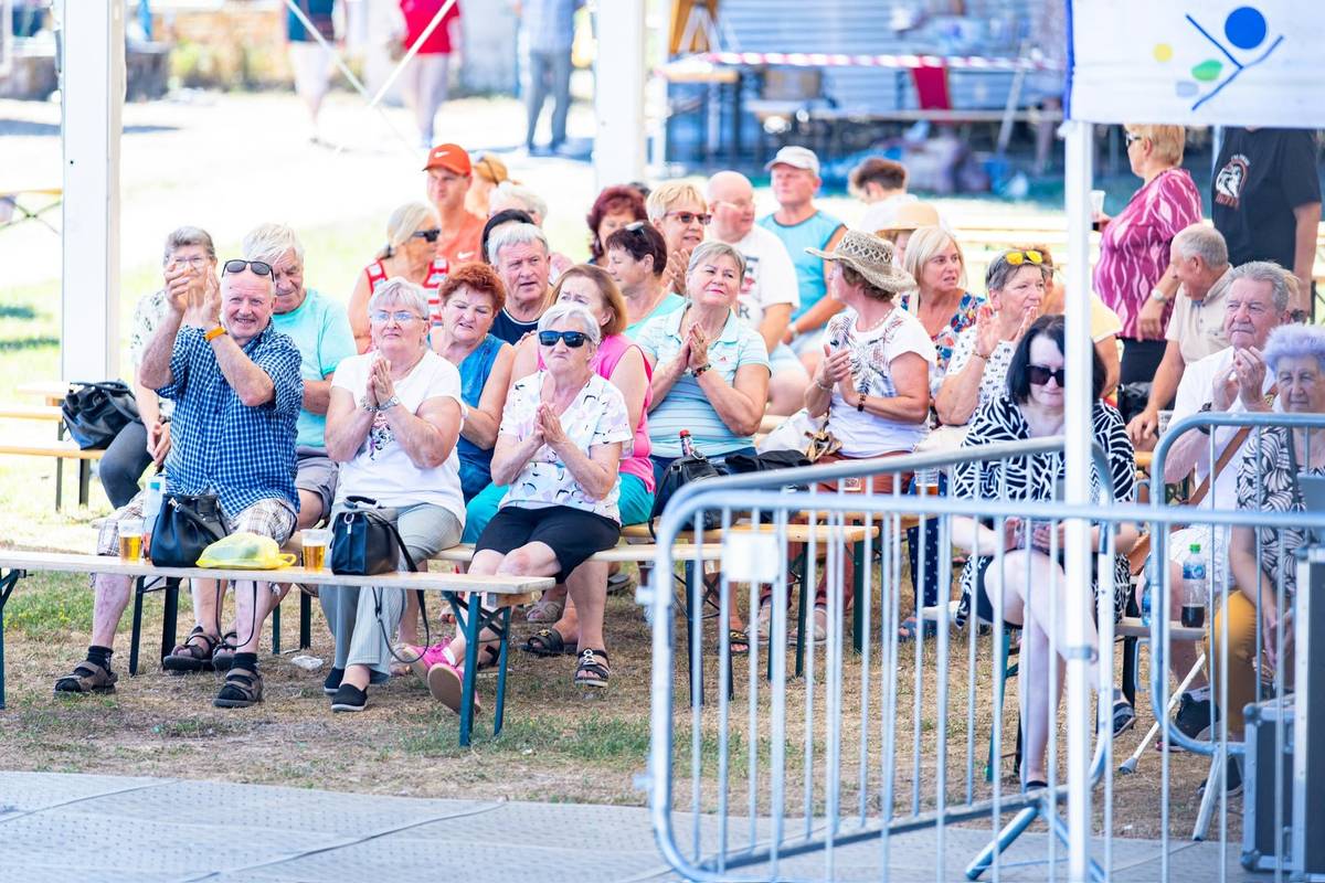 🎼Tri dni plné hudby, tanca a dobrej nálady sú definitívne za nami… 👌Veríme, že ste sa cítili príjemne, stretli sa s priateľmi, ochutnali jarmočné dobroty, užili si jazdu na kolotočoch, nakúpili niečo potrebné – možno aj nepotrebné – do svojich domácností a vytvorili úsmevné spomienky… 🙏Veľké ďakujeme patrí všetkým, ktorí sa podieľali na jeho príprave a organizácii… 🫶Najväčšie poďakovanie však patrí vám, našim návštevníkom, ktorí ste vytvorili atmosféru,zásluhou ktorej považujeme toto podujatie za vydarené… 🤝Pretože jarmok nie je len o stánkoch, kolotočoch či programe...Je najmä o stretnutiach, spoločných chvíľach, zábave a zážitkoch, na ktoré budeme spomínať… 👋Stretneme sa opäť o rok!