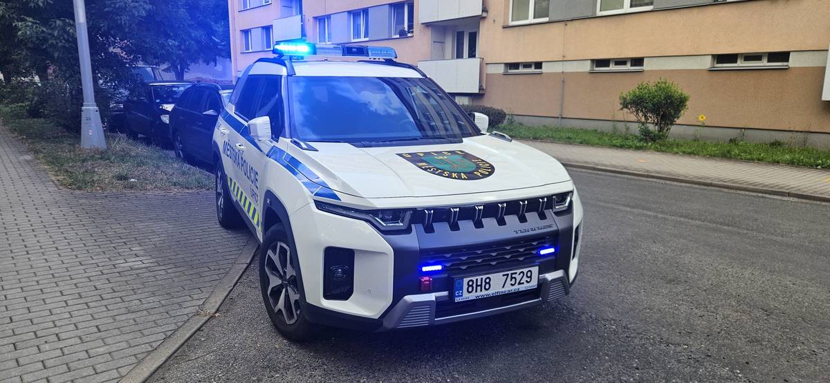 Měsíc srpen ještě ani neskončil a strážníci městské policie v Úpici poskytovali první pomoc mladíkovi, který skočil do řeky nebo opět řešili odpady a rušení nočního klidu. V ranních hodinách přijala hlídka MP oznámení, že v ul. Palackého u mostu někdo spadl do řeky. Hlídka ihned vyrazila na místo události, kde byla slečnu s ležícím mladíkem na zemi. Byl celý mokrý a triko měl od krve. Mladík hlídce sdělil, že se pohádal a je na tom psychicky špatně. Po hádce se rozhodl tento problém vyřešit tak, že se opil a poté se rozhodl skočit do koryta řeky u mostu F. L. Riegra. Po pádu do řeky si nic nepamatoval, ale podařilo se mu vylézt ven. Mladík měl pohmožděný hrudník a zraněnou nohu. Hlídka poskytla prvotní ošetření a zajištění proti podchlazení až do příjezdu záchranné služby, která si jej převzala do své péče. Hlídka MP v nočních hodinách řešila rušení nočního klidu Na Veselce, kde po příjezdu hlídky došlo k nápravě a celá událost byla vyřešena strážníky na místě. V další případě řešili strážníci opakovaně rušení nočního klidu na Sychrově, kde byla celá událost vyřešena oznámením k příslušnému orgánu. V neposlední řadě strážníci opět řešili odložený odpad na Dlouhých záhonech v našem lesoparku. Tam si pachatel odnesl větší množství odpadu a nechal je tam svému osudu. Osud ale nebyl nakloněn na jeho stranu a karma v podobě strážníků jej dostihla. Strážníci provedli místní šetření, kde se jim podařilo dohledat pachatele, který se k celé události doznal a následně byl na místě vyřešen blokovou pokutou.       Martin Pilát velitel Městské policie Úpice