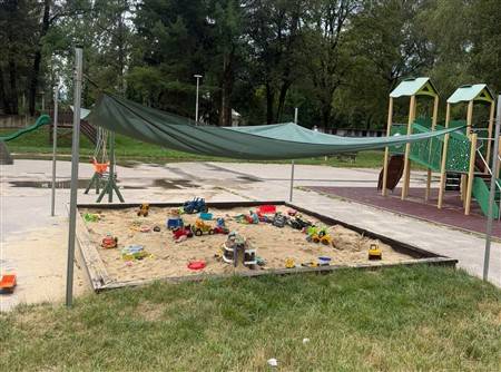 Mesto Martin začalo s postupným prekrývaním pieskovísk v mestských častiach. Nové riešenie reaguje na čoraz teplejšie letné dni, ale aj na potrebu udržať pieskoviská čisté a chránené v čase, keď sa nepoužívajú. Prvých deväť pieskovísk je začiatkom a mesto chce v úpravách postupne pokračovať aj na ďalších miestach.