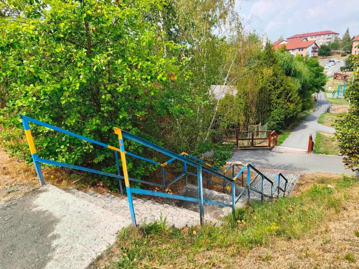 Ve středu 19. 8. 2026 bude zahájena oprava schodů vedoucích od cyklostezky směrem k vlakovému nádraží s předpokládaným termínem dokončení 30.9.2026.