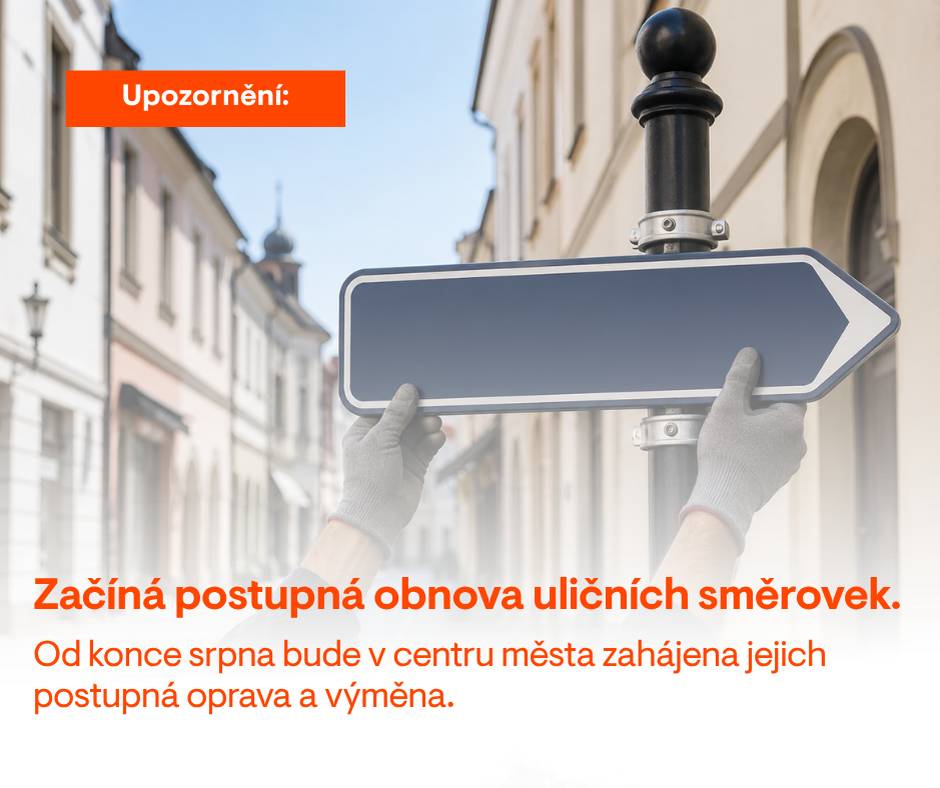 🪧 Od posledního srpnového týdne začne v Chrudimi postupná obnova uličních směrovek. Práce budou probíhat po menších etapách, během nichž budou směrovky dočasně demontovány, obnoveny a následně vráceny zpět na své místo. Cílem je postupně obnovit směrovky, které jsou vlivem stáří, povětrnostních podmínek nebo běžného opotřebení již poškozené či hůře čitelné. 🏰 Jako první přijde na řadu centrum města, kde se obnova dotkne přibližně 15 uličních směrovek. Ty budou postupně demontovány a podle jejich aktuálního stavu dostanou nový polep, případně budou v případě výraznějšího poškození nahrazeny novými. Výměna a přelepování směrovek budou probíhat od posledního srpnového týdne až do konce letošního roku.  ⏰ Harmonogram jednotlivých etap se může průběžně měnit v závislosti na povětrnostních podmínkách a aktuálních kapacitách firmy, která obnovu zajišťuje. Následně bude obnova pokračovat také v dalších částech Chrudimi podle aktuálních možností a stavu jednotlivých směrovek. Po dobu prací mohou směrovky na některých místech dočasně chybět. Neznamená to, že jsme na ně zapomněli – po obnově se zase vrátí na své místo. 😊 Takže pokud jste zvyklí chodit nebo jezdit „podle cedulí“, během jejich krátké nepřítomnosti dávejte pozor, ať se nám v Chrudimi neztratíte. 😄 Děkujeme za pochopení. Postupně tak dáváme do pořádku další drobný, ale důležitý prvek městského prostoru. #DavameChrudimDoPoradku
