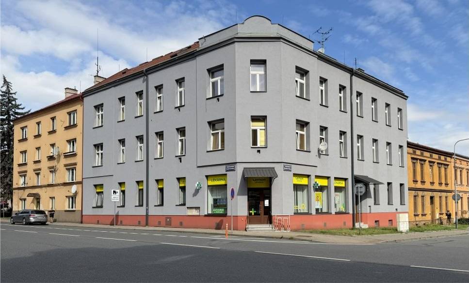 🚷 Informujeme, že v termínu od 24. srpna do 31. října 2026 dojde k postupné uzavírce částí chodníků v ulicích Komenského, Studentská, Ostravská, Komorní a Frýdecká. Důvodem jsou výkopové práce při instalaci optické sítě v rámci stavby „FTTH_L3_Český Těšín_001“, které budou probíhat celkem v pěti etapách.  1. ETAPA Úplná uzavírka časti chodníku ul. Komenského, v délce cca 40 m a části chodníku ul. Studentská, v délce cca 20 m u domu č. 618/10, termín 24. 8. 2026, 00:01 hod. – 29. 8. 2026, 23:59 hod. 2. ETAPA Úplná uzavírka části chodníků ul. Studentská u domu č. 1301/8 v délce cca 30 m a u domu č. 613/23 v délce cca 10 m, termín 28. 8. 2026, 00:01 hod. – 30. 9. 2026, 23:59 hod. 3. ETAPA Úplná uzavírka části chodníku ul. Ostravská u domu č. 613/23 v délce cca 20 m a částečná uzavírka části chodníku ul. Ostravská u domu č. 611/2 v délce cca 60 m, termín 4. 9. 2026, 00:01 hod. – 6. 9. 2026, 23:59 hod. 4. ETAPA Úplná uzavírka chodníku ul. Ostravská, mezi ulicemi Mánesova a Komorní, v délce cca 57 m a části navazujícího chodníku ul. Komorní u domu č. 564/1, v délce cca 10 m, termín 7. 9. 2026, 00:01 hod. – 12. 9. 2026, 23:59 hod. 5. ETAPA Úplná uzavírka části chodníku ul. Ostravská u domu č. 595/2, v délce cca 30 m, s vedením obchozí trasy po přechodech pro chodce přes silnice II/468 ul. Jablunkovská a Viaduktová, III/4684 ul. Ostravská a II/648 ul. Frýdecká a úplná uzavírka části chodníku ul. Frýdecká u domu č. 601/8, v délce cca 60 m, termín 14. 9. 2026, 00:01 hod. – 31. 10. 2026, 23:59 hod.