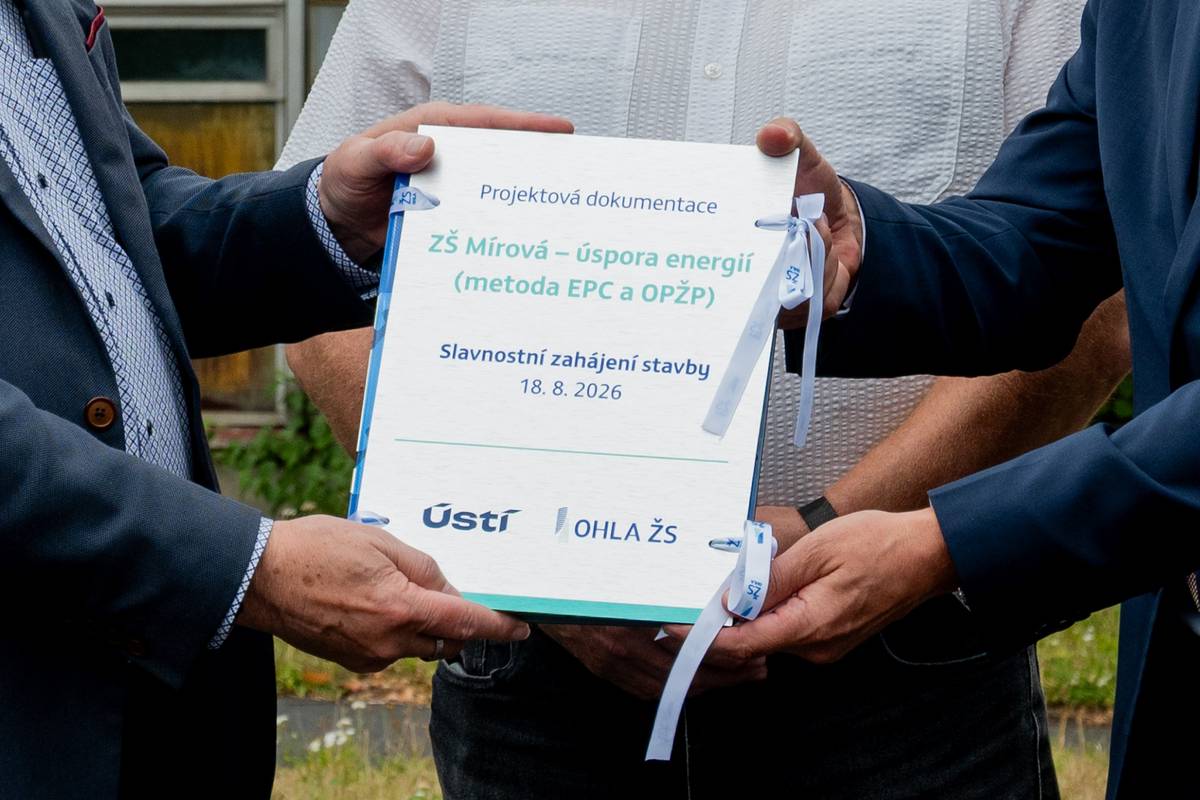 🏫 Škola na Severní Terase, která slouží dětem už od roku 1977, čeká velká proměna. Město do její rekonstrukce investuje 153,5 milionu korun.  Budovu čeká zateplení, výměna oken, moderní vytápění, rekuperace, úsporné LED osvětlení i fotovoltaika. Výsledkem bude modernější a komfortnější prostředí pro děti i zaměstnance a zároveň úspornější provoz.   Rekonstrukci provede společnost OHLA ŽS, a. s. Práce potrvají nejdéle 12 měsíců.   Během rekonstrukce bude výuka probíhat v náhradních prostorách bývalého gymnázia v ulici Stavbařů. Školní rok proto žákům ZŠ Mírová začne výjimečně až 14. září. 📢   Práce začínají. Za rok bude ZŠ Mírová modernější, úspornější a připravená sloužit dalším generacím žáků. 🏫 Více informací 👉 Město zahajuje rekonstrukci ZŠ Mírová, školní rok začne později - Statutární město Ústí nad Labem