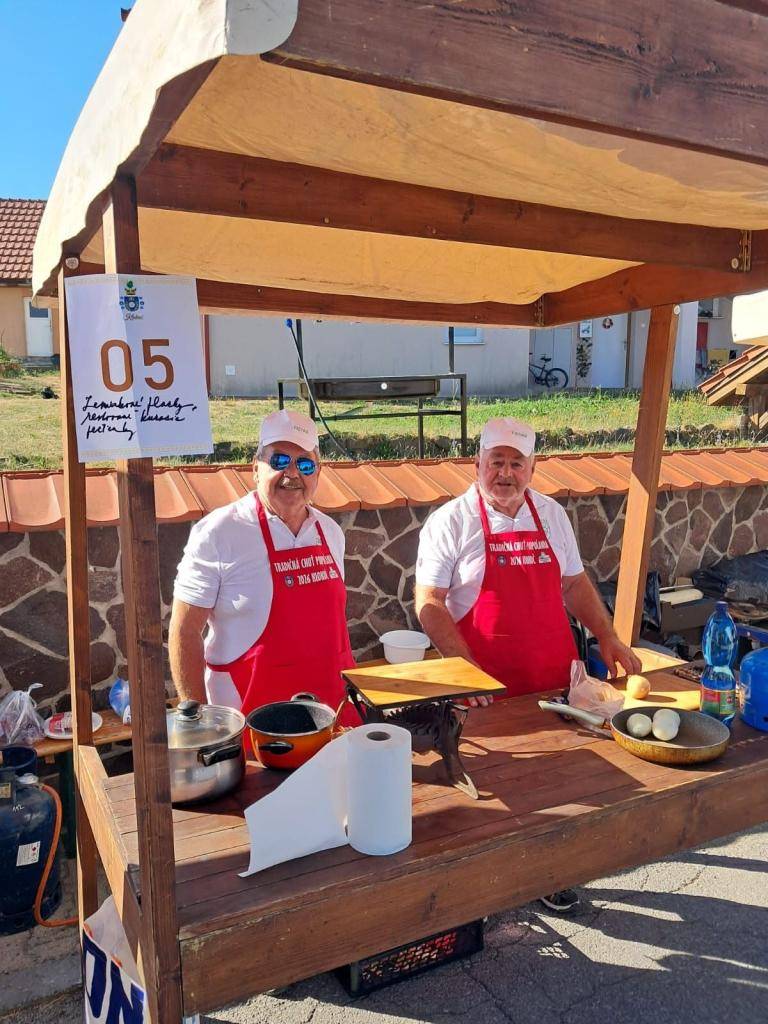 Vážení spoluobčania,  chcem sa touto cestou úprimne a srdečne poďakovať rodine Chlebničanovej za ich skvelú reprezentáciu našej obce na kultúrno-gastronomickom podujatí Tradičná chuť Podpoľania, ktorá sa konala v obci Klokoč.