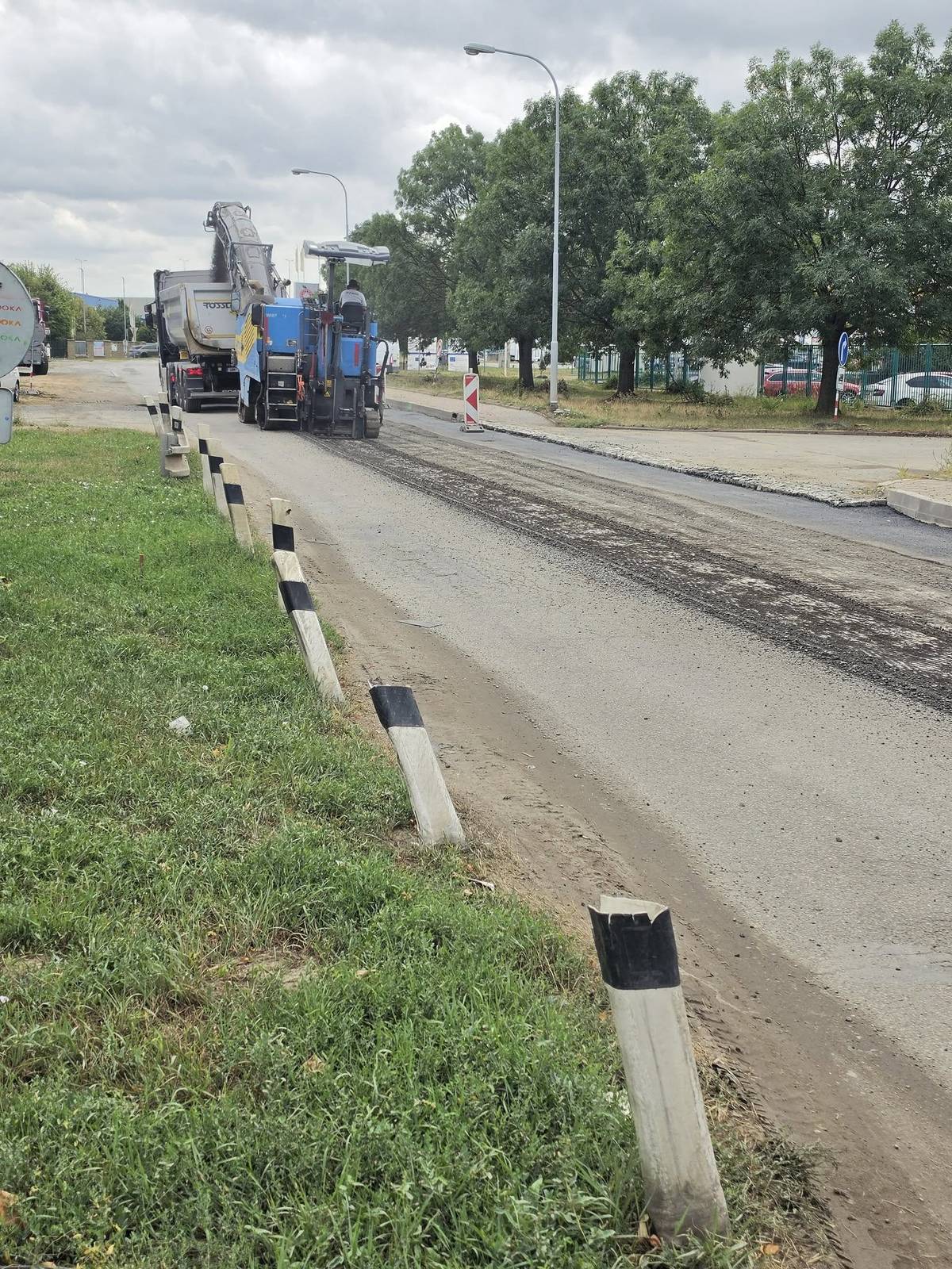 Okružní křižovatka na Sokolové se včera vrátila do provozu bez semaforů jako byla o prazdninách. Na Kšírové se frézovala stará vozovka. Frézování staré vozovky bude pokračovat i dnes v uzavřeném úseku, který je celou dobu bez provozu. Místem projedete pomocí semaforů jako doteď. Příští víkend provoz omezí práce na novém asfaltu. Termín kompletního spuštění celého úseku je tak už co nevidět. Díky všem za trpělivost.