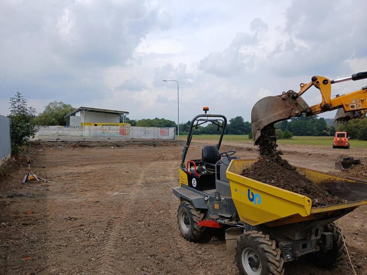 Byly zahájeny stavební práce   V Blovicích byla zahájena realizace projektu nového technického dvora, který přinese modernější a kapacitnější zázemí pro technické služby města. Nový areál vzniká v sousedství stávajícího sběrného dvora a jeho vybudováním dojde k rozšíření zázemí pro zajišťování každodenního provozu a údržby města. Součástí nového technického dvora bude zázemí pro dílnu, které poskytne potřebné prostory pro údržbu a opravy techniky a vybavení. V areálu dále vznikne přístřešek pro stroje provozní čety, který umožní jejich lepší ochranu a uskladnění. Počítá se také se skladem posypové soli, který bude sloužit především pro zajištění potřeb města v zimním období. Stavební práce budou probíhat v následujících měsících a jejich dokončení je plánováno na jaro 2027. Vybraným zhotovitelem je společnost LS stavby s.r.o. s nabídkovou cenou 27,9 mil.Kč bez DPH.                                                                   O průběhu výstavby nového technického dvora vás budeme průběžně informovat. Děkujeme za trpělivost, pochopení a ohleduplnost během probíhající výstavby vizualizace stavby: D.1.1.3.05 - Pohledy