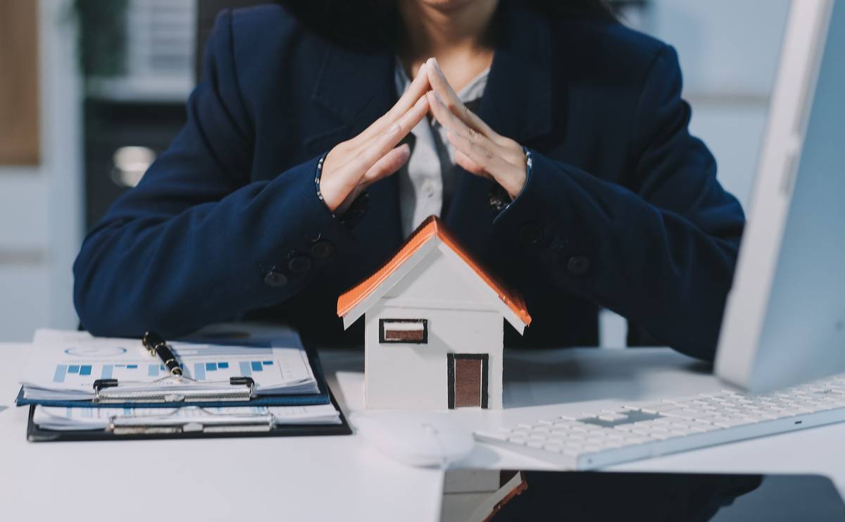 Právě teď obsazujeme pozici: 👉 REFERENT/KA MAJETKOVÉHO ODBORU Co u nás budete dělat? Práce u nás je různorodá a věcná. Budete zajišťovat evidenci a revize majetku, kontrolovat drobné stavební práce na komunikacích, řešit podněty od občanů a připravovat podklady pro uzavírání smluv. Máte na starosti i vozový park nebo zadávání veřejných zakázek na údržbu.  Hledáme právě vás, pokud: ✅ Máte min. SŠ s maturitou (technické zaměření velkou výhodou). ✅ Máte analytické myšlení a smysl pro týmovou práci. ✅ Jste přesní, spolehliví a odolní vůči stresu. ✅ Jste aktivní řidič/ka (sk. B) a ovládáte práci na PC. (Zkouška ze zvláštní odborné způsobilosti je super, ale pokud ji nemáte, do 6 měsíců Vás na ni přihlásíme!) Na co se u nás můžete těšit? 💰 Plat: 9. platová třída (tarif až 36 210 Kč dle praxe) + osobní ohodnocení až 50 % + kvartální odměny. 🏖️ Volno: 5 týdnů dovolené + 6 dní volna navíc. 🚀 Rozvoj: Podpora vzdělávání, jazykové kurzy a prostor pro profesní růst. 💪 Benefity: Příspěvek na stravování, sport a kulturu, možnost zdravotního cvičení. 🤝 Stabilita: Pracovní poměr na dobu neurčitou v zázemí MěÚ Hostivice. Zaujala Vás tato příležitost? Celé znění výběrového řízení a návod, jak poslat přihlášku, najdete zde: 👉 REFERENT/KA MAJETKOVÉHO ODBORU
