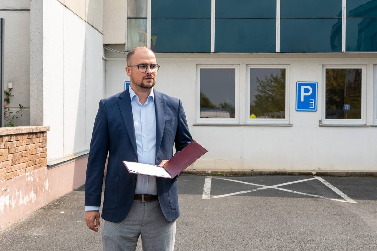 Budova domova pro seniory prochází rozsáhlou rekonstrukcí, jejímž cílem je snížit energetickou náročnost a zvýšit komfort klientů. 🔨  Součástí prací bude zateplení budovy včetně střechy, modernizace skleněného pláště a instalace elektricky ovládaných předokenních žaluzií do všech pokojů. ☀️  Nově přibude také fotovoltaická elektrárna s bateriovým úložištěm. 🔋 Vyrobená energie pomůže snížit provozní náklady a baterie zajistí v případě výpadku proudu provoz důležitého výtahu.  💰 Rekonstrukce vyjde na 47,78 milionu korun bez DPH, přičemž projekt bude spolufinancován z Operačního programu Životní prostředí. Maximální výše dotace přesahuje 21,5 milionu korun. „Pravidelně se snažíme snižovat energetickou náročnost městských budov a investujeme do péče o seniory. Důležité je nejen rozšiřovat kapacity, jako máme v plánu v případě projektu Bukov II, ale také zlepšovat život lidem ve stávajících domovech pro seniory a zajistit jim důstojné životní podmínky ve stáří,“ říká náměstek primátora Tomáš Vlach.  Výsledkem bude modernější, úspornější a především komfortnější prostředí pro seniory. ❤️