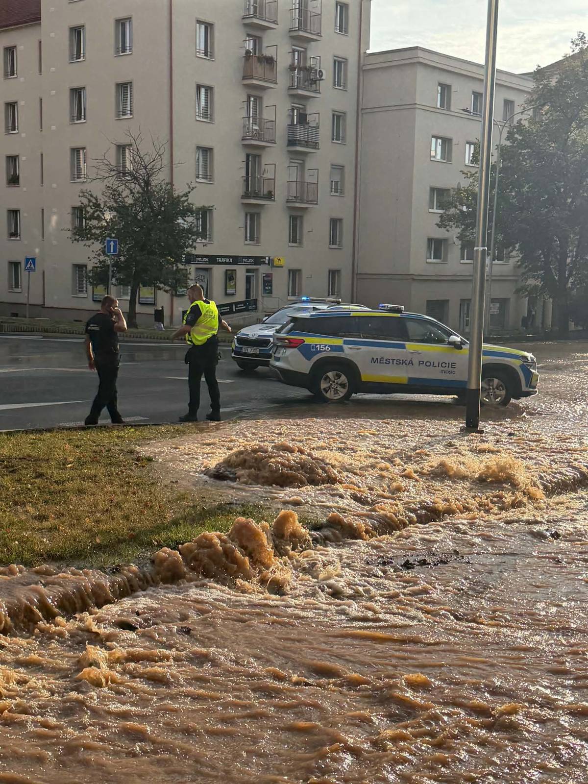 V ulici J. Skupy došlo dnes ráno k havárii vody. Z místa uniká velké množství vody, která se valí z kopce ulicí J. Skupy směrem k třídě Budovatelů.     Na místě jsou hasiči, pracovníci technických služeb a strážníci městské policie. Zasahující složky zabezpečují místo havárie a řeší její bezprostřední následky.     Přestože je vodovodní řad ve správě společnosti Severočeské vodovody a kanalizace, město od prvních okamžiků poskytuje potřebnou součinnost. Pro řešení havárie jsme zpřístupnili také naše dostupné technické a personální zdroje tak, aby bylo možné co nejrychleji minimalizovat její dopady.     Řidiče i chodce žádáme o zvýšenou opatrnost, zejména v ulici J. Skupy a směrem k třídě Budovatelů. Situaci na místě průběžně sledujeme a další informace zveřejníme podle aktuálního vývoje.