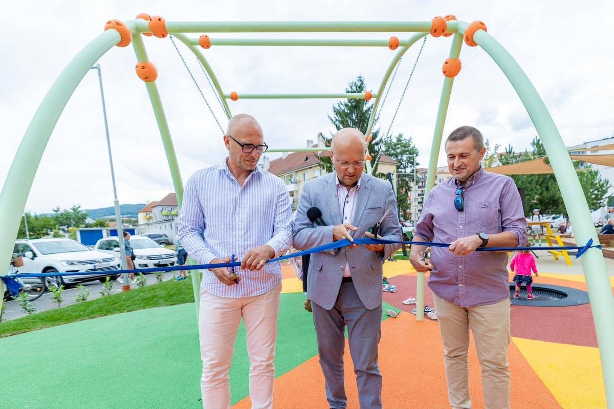🙌V utorok 18.8.2026 sme ho otvorili, aby slúžil všetkým, pre ktorých je určený - deťom, rodičom, mladším aj starším - na oddych, stretnutia, hry, či pohodové chvíle so susedmi a priateľmi... 🫶V priebehu pár mesiacov sa z pôvodného priestoru podarilo vytvoriť moderné a príjemné miesto pre život a komunitu, pre nás Nemšovčanov...