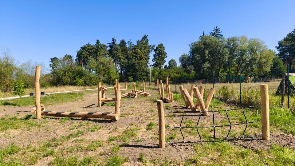 Další z vítězných návrhů participativního rozpočtu MČ Praha 21 z roku 2025 je dokončen. Projekt Opičí dráha na mokřadu v Dubinské, který se v hlasování umístil na druhém místě, již mohou využívat návštěvníci přírodního areálu v Dubinské. Cílem návrhu bylo vytvořit místo, které podpoří rozvoj fyzické kondice, koordinace a motorických dovedností našich dětí prostřednictvím překážek a lanových prvků. Projekt byl realizován se společností Hřiště Maty, s.r.o. Mokřad v Dubinské tak dnes nabízí ještě více možností k odpočinku i rekreaci. Kromě altánu, griloviště a květnaté louky, která poskytuje útočiště hmyzu, motýlům a dalším živočichům, zde nyní najdete také nové přírodní překážkové hřiště. Děkujeme všem občanům, kteří se do participativního rozpočtu zapojují svými nápady i hlasováním a pomáhají tak rozvíjet veřejný prostor v Praze 21.