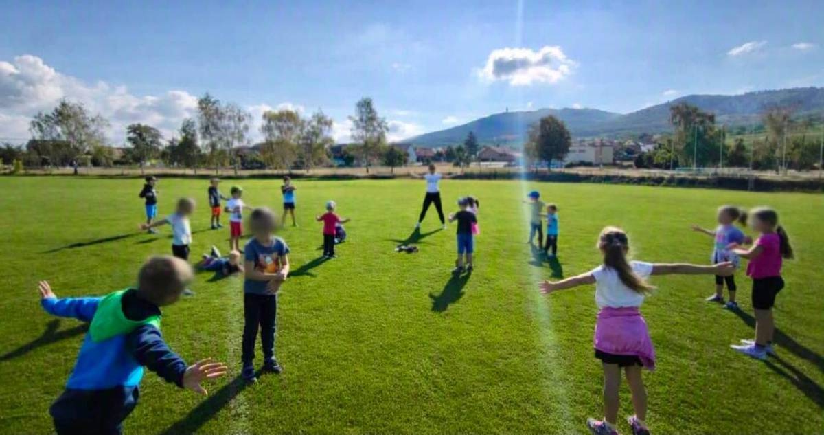 Příměstský tábor v našem sportovně‑kulturním areálu je v plném proudu.  Děti cvičí, hrají si, učí se týmové spolupráci, tvoří, malují — prostě zažívají týden plný radosti, pohybu a skvělé zábavy.