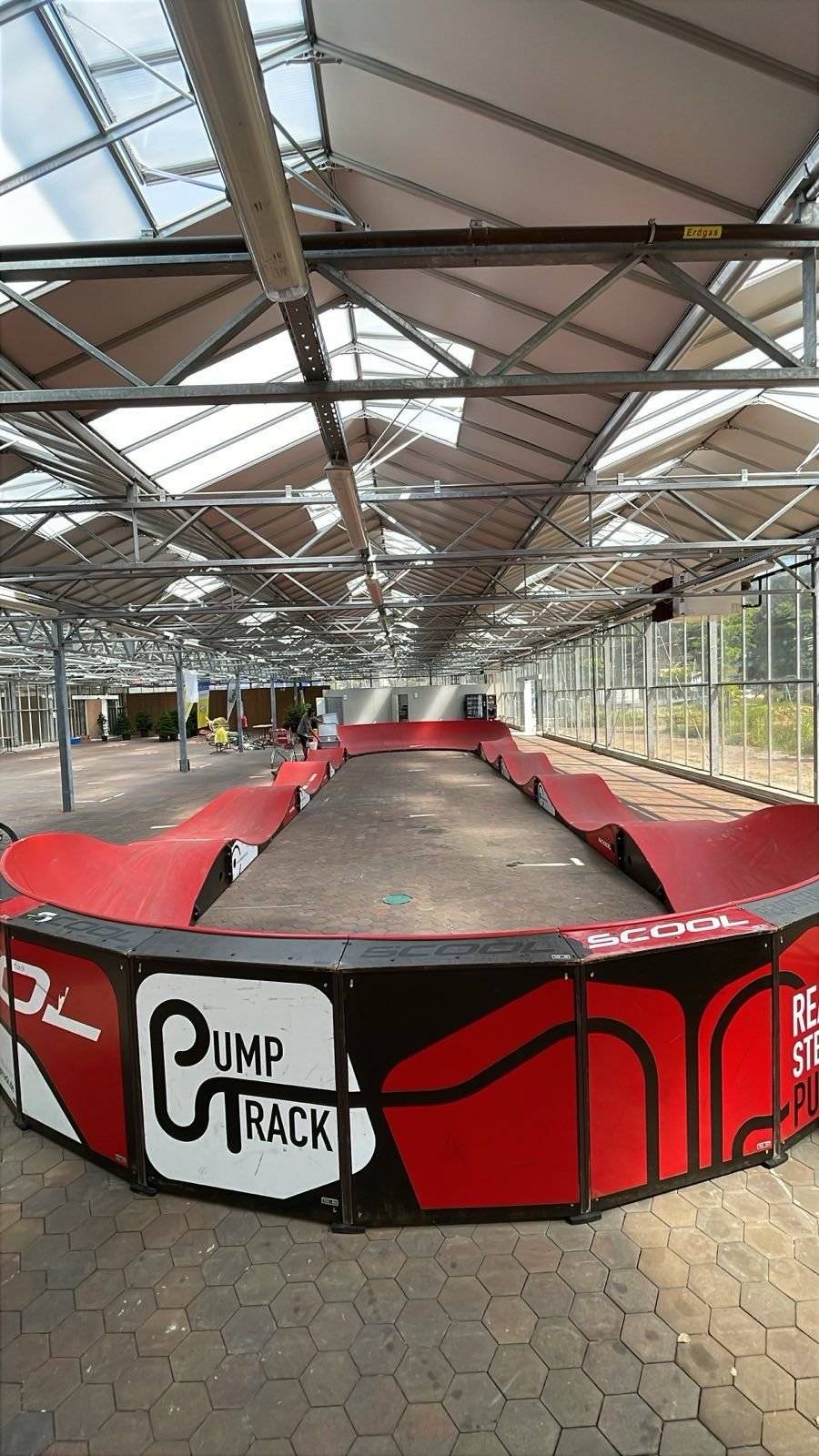 Od 5. 9. 2026 do 4. 10. 2026 bude v našem městysi instalována mobilní pumptracková dráha typu SPEEDRING LONG. 🚴 Dráha bude umístěna na travnaté ploše před sportovní halou a po celou dobu volně přístupná veřejnosti a zároveň bude pod kamerovým systémem. Takže si ji mohou užít děti, mládež i dospělí bez časového omezení. Přijďte si zajezdit, vyzkoušet své dovednosti a užít si pohyb na čerstvém vzduchu.   Prosíme všechny návštěvníky o ohleduplnost, dodržování bezpečnosti a udržování pořádku v okolí dráhy. Těšíme se na vaši návštěvu! #pumptrack #SPEEDRINGLONG #volnycas #sportproverejnost #zabavaprodeti