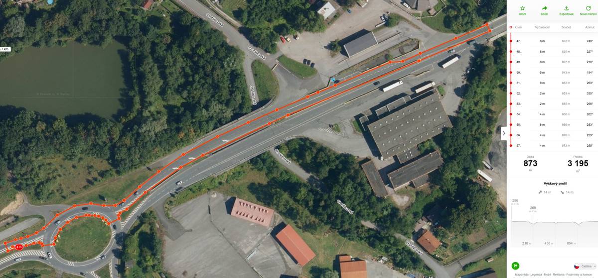 Ředitelství silnic a dálnic informuje o zahájení opravy silnice I/48 mezi Chotěbuzí a Českým Těšínem. Krátký úsek situovaný v blízkosti státní hranice s Polskem projde celkovou obnovou vozovkových vrstev během dvou týdnů, práce jsou naplánovány v termínu od úterý 25. 8. do úterý 8. 9. 2026. Rekonstrukce proběhne po polovinách, obousměrný provoz hlavní trasy proto vždy zůstane na neopravované části zúžené komunikace. Krátce může dojít k úplné uzavírce propojení okružní křižovatky silnice I/48 s Karvinskou ulicí, v takové situaci bude vyznačena obousměrná objízdná trasa přes Chotěbuzskou ulici. Oprava povrchu obsáhne asfaltové vrstvy, které vykazují ztrátu kvality vlivem intenzivního silničního provozu. Po frézování mohou nastat lokální sanace před pokládkou nového koberce.  Foto: ŘSD