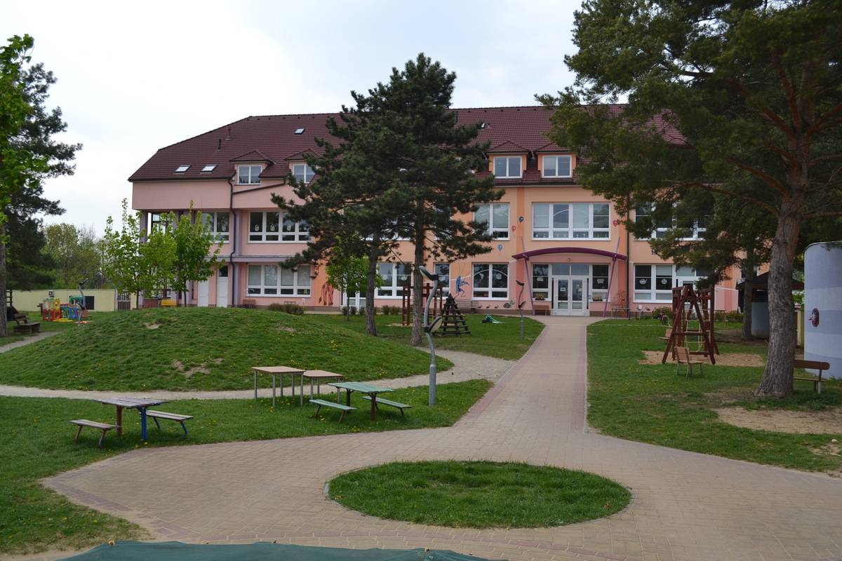Zveme všechny rodiče dětí z mateřské školy na společnou schůzku, která se uskuteční ve čtvrtek, 27. 8. v 16:00 hodin v tělocvičně základní školy.