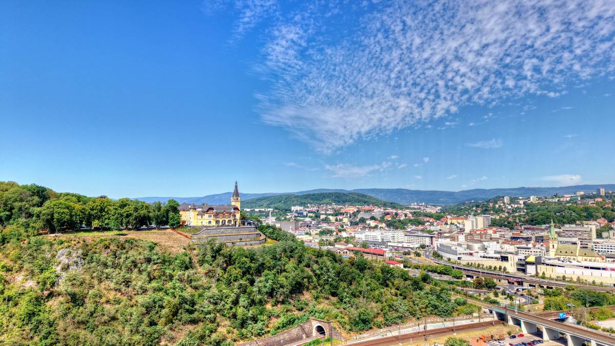 🥾 Zapojte se do soutěže Ústím cestou necestou a objevte známá i méně známá místa v Ústí a okolí   🌼 Soutěž TOP květinové Ústí je v plném proudu, ukažte svůj rozkvetlý balkón, terasu či předzahrádku a vyhrajte některou z úžasných cen.  🎟️ Zvýhodněný balíček vstupenek TicketPack Vám umožní navštívit pět vybraných turistických cílů s více než 40% slevou a zároveň využít další zajímavé bonusy.  🏊♀️ Na odpočinek a relax můžete vyrazit do plaveckého a volnočasového areálu Koupaliště Brná nebo do Plaveckého areálu Klíše.  🚂 Až do neděle můžete v Oblastním muzeu v Ústí nad Labem navštívit Výstavu modelových vláčků, kterou pořádá Collegium Bohemicum PÁTEK 21. 8. ✅ Na mimořádnou prázdninovou prohlídku zámeckých komnat s princeznou zve Státní zámek Velké Březno ✅ Veřejný sál Hraničář zve na odpolední kadeřnický salón s kadeřnicemi samoučkami a na večerní koncerty kapel amen break - L((O))F a Ida The Young ✅ V Bistru Park zahraje EmZet Duo ✅ FK Viagem Ústí nad Labem vyzve na domácím hřišti tým FK Dukla Praha  ✅ V rámci akce Léto na střekovské náplavce vystoupí v KOLOcafé Monika Bublíková ✅ Knihovna Ústeckého kraje pořádá na piazzettě před knihovnou Summer Party ✅ Slavnostní koncert v rámci dirigentských kurzů hostí Divadlo města Ústí nad Labem ✅ V Ústecké Bedně proběhne TuKr North 3 - DnB Night ✅ Na promítání filmu Mimořádná událost vyrazte do Letního kina  ✅ Letní kino Zubrnice promítá film 6 gramů ✅ O večerní zábavu se v Café Max postarají DJs Jan + Tomáš B. SOBOTA 22. 8. ✅ U jezera Milada se uskuteční oblíbený Miladatlon ✅ Kulturní středisko města Ústí nad Labem zve na Jógu s Markét do Letního kina ✅ Bistro Park pořádá kurz pletení s instruktorkou vhodný pro začátečníky i pokročile  ✅Bunkr Velké Březno zve na prohlídky vybaveného opevnění s průvodcem v dobové uniformě ✅ Veřejný sál Hraničář zve na odpolední workshop Upcyklace košile a večerní promítání filmů Princezna kosmolesba a Dvě ku jedné ✅ Nenechte si ujít Hradozámeckou noc na Státním zámku Velké Březno NEDĚLE 23. 8. ✅ Za pohádkou vyrazte na Státní zámek Velké Březno, Divadlo Bauerovi Josefov zahrají pohádku Kašpárek na Skalním hradu ✅ Na nedělní pohádku zve také Kulturní středisko města Ústí nad Labem, v Letním kině uvidíte pohádku Když mraky nepláčou ✅ Veřejný sál Hraničář promítá dva filmy: Kinošpunti a kapybary a Chica Checa ✅ Na veřejné bruslení vyrazte na zimní stadio