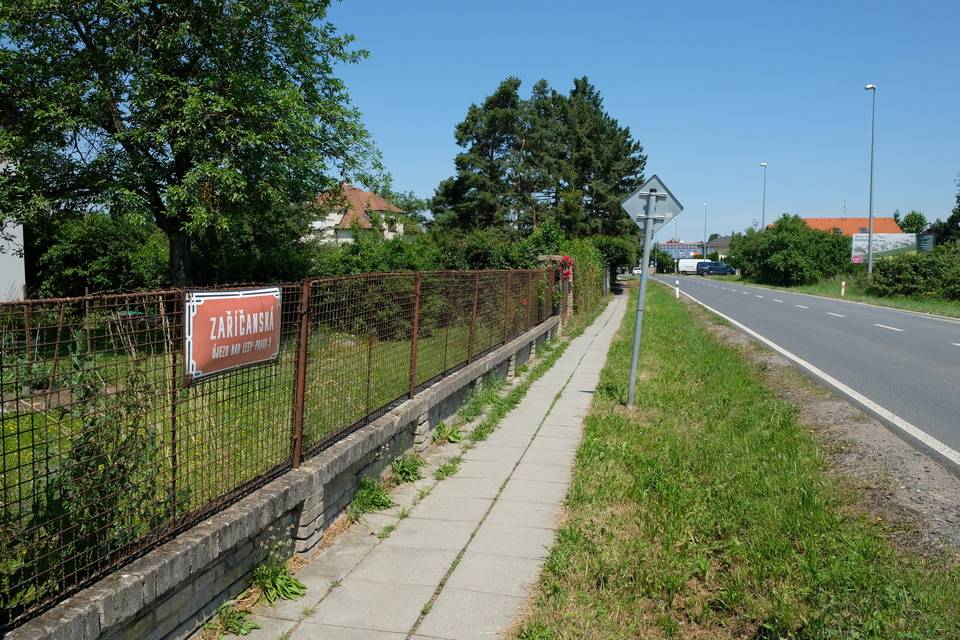 Vážení občané, připravili jsme pro vás odpovědi na nejčastější dotazy, které jsme v souvislosti s plánovanými dopravními opatřeními kvůli uzavírce Zaříčanské a objízdné trase přes Rohožnickou obdrželi.  Co se stane s dopravou po zahájení uzavírky Zaříčanské?  Dá se očekávat, že část řidičů zvolí pro cestu do centra jiné trasy, například ze směru od Sibřiny přes Koloděje a dále po Staroújezdské. První dny po zavedení opatření mohou být komplikovanější, protože si řidiči budou na nový režim zvykat. Po určité době by se ale měla dopravní situace ustálit.   Kdo má nárok na náhradní parkování na parkovišti před Albertem?  Nárok na náhradní parkování mají obyvatelé s trvalým pobytem v Rohožnické ulici, č. p. 1601 až 1609.   Jak bude zajištěna bezpečnost chodců a dodržování dopravních omezení?  V Rohožnické platí maximální rychlost 30 km/h. Na dodržování dopravních předpisů bude dohlížet Policie ČR a městská policie. Obě byly požádány, aby v této oblasti zvýšily dohled. Policie ČR se zaměří především na dodržování rychlosti, městská policie pak na zákaz zastavení a pravidla parkování na náhradním parkovišti u Albertu. Pro chodce je vyznačen přechod směrem do Zlivské a další přechod brzy přibude z Miletické směrem do Zbýšovské.   Je Rohožnická připravena na zvýšený provoz?  Rohožnická je součástí objízdné trasy, proto bude její stav po celou dobu uzavírky průběžně kontrolován. Ještě před zahájením objízdného režimu se opraví výtluky a na některých místech se ošetří a zpevní krajnice. Pokud bude během uzavírky potřeba něco dalšího opravit, stavba to vyřeší operativně. Celková oprava komunikace je plánována až po skončení uzavírky.   Bude se Rohožnická v zimě udržovat?  Rohožnická se udržuje i v zimě a stejně tomu bude i během objízdného režimu. Správcem komunikace je TSK.   Jak bude řešen výjezd ze sídliště a průjezdnost Rohožnické?  Jakmile se v Rohožnické nebude parkovat, budou zajištěny lepší rozhledové poměry na křižovatkách, při výjezdu ze sídliště a zároveň se pro průjezd uvolní celá šířka komunikace. Výjezd vozidel ze sídliště bude řízen za pomoci osazeného dopravního značení, tedy přednost bude i nadále určovat instalované dopravní značení a řidiči se budou do provozu zařazovat stejně jako dnes. Provoz na křižovatkách uvnitř sídliště nebude řízen semafory. Křižovatka Rohožnická × Novosibřinská bude naopak řízena světelnou signalizací. Stále také platí zákaz vjezdu vozidel nad 3,5 tuny. I na jeho dodržování bude dohlížet policie.   Bude možné projít pěšky uzavřeným úsekem Zaříčanské?  Uzavřeným úsekem nebude možné po dobu stavby projít ani pěšky. V místě vznikne přibližně pětimetrový zářez do země, takže zde není možné vytvořit provizorní průchod.   Jak bude zajištěn přístup ke hřbitovu?  Přístup ke hřbitovu bude po celou dobu stavby zachován ze směru od Sibřiny po provizorně vybudované cestě. Cesta ke hřbitovu zatím nebyla dokončena, aby zůstal zachován stávající chodník podél vozovky. Před uzavřením Zaříčanské bude cesta napojena až ke stávající vozovce.   Kam se přesunou vozidla po zavedení zákazu zastavení v Rohožnické?  Při přípravě opatření jsme ověřovali možnosti parkování na sídlišti Rohožník. Ve večerních hodinách jsme našli volná místa například v ulicích Žlebská a Žehušická. Část vozidel bude parkovat i v dalších ulicích sídliště. Pro některé obyvatele to může znamenat, že budou muset zaparkovat o něco dál od svého bydliště, než byli dosud zvyklí. Náhradní parkoviště před Albertem nemá pojmout všechna vozidla z Rohožnické. Jeho cílem je nabídnout další místa k parkování a alespoň částečně tak zmírnit dopad dočasných opatření na parkování v celém sídlišt