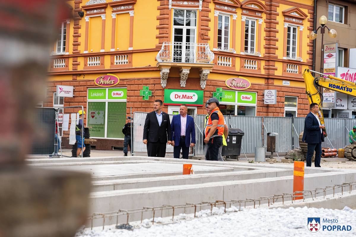 Kontrolného dňa na Námestí sv. Egídia sa 25. augusta 2026 okrem primátora mesta Poprad Antona Danka  zúčastnil aj minister investícií, regionálneho rozvoja a informatizácie Samuel Migaľ, stavebný a technický dozor Miroslav Body a Vladislav Suran, stavbyvedúci spoločnosti ADIFEX, ktorá je zhotoviteľom stavby.   „Veľmi sa teším, že vidím takýto čulý stavebný ruch na stavenisku. Vidím, že naozaj sa robí a maká a môžem poblahoželať pánovi primátorovi, že to takto ide a verím, že ten termín, ktorý si mesto stanovilo, sa dodrží, aby si Popradčania, ale aj ľudia zo širšieho okolia mohli užívať toto námestie,“ uviedol na krátkom brífingu minister Migaľ.  „Táto rekonštrukcia je výsledkom našej spoločnej iniciatívy a som rád, že sa nám podarilo získať finančné prostriedky na takúto významnú premenu centra Popradu. Teším sa, keď bude námestie hotové a Popradčania uvidia výsledok na vlastné oči a verím, že pochopia, že táto investícia naozaj stála za to. Ďakujem všetkým, ktorí sa na tomto projekte podieľajú. Teraz nás čaká ešte veľa práce, ale ideme správnym smerom,“ povedal primátor Anton Danko.  Rekonštrukcia popradského námestia by mala byť ukončená začiatkom jari budúceho roku. Projekt je financovaný Európskou úniou v rámci programu Slovensko.