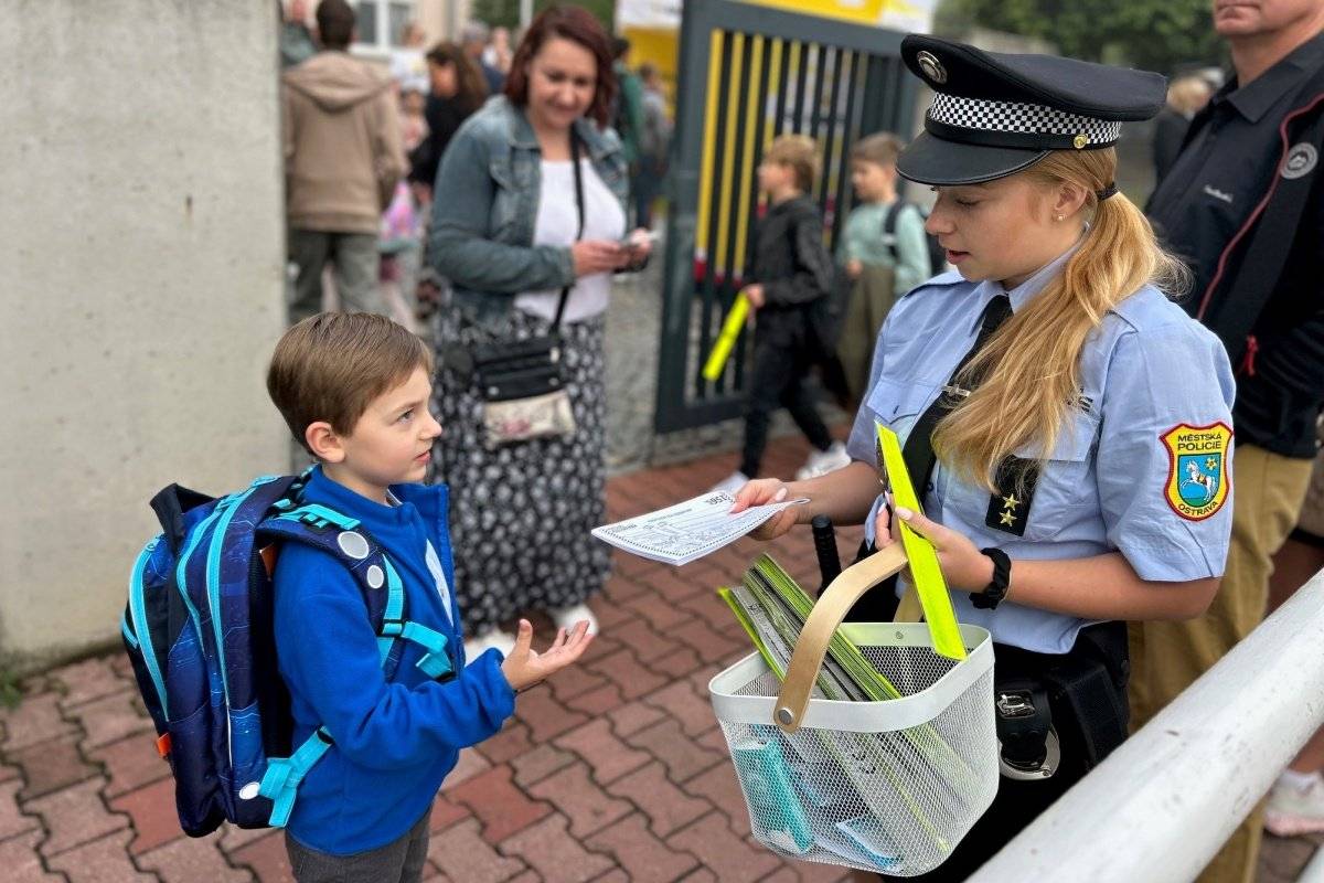 S blížícím se začátkem školního roku ulice kolem škol a školek opět ožijí. Děti se po dvouměsíční letní pauze vrátí do lavic, řada z nich se poprvé vydá do školy sama. Řidiči si budou muset opět přivyknout zvýšenému provozu v okolí vzdělávacích institucí. Proto Městská policie Ostrava spouští v rámci iniciativy Bezpečnější Ostravy preventivní program Bezpečně do školy, který začíná již v posledním prázdninovém týdnu. Od pondělí 24. srpna vyrazí strážníci-preventisté na dopravní hřiště po celé Ostravě. Jejich činnost doplní odborníci z BESIP, Červeného kříže i policejní preventisté. Hravou a interaktivní formou připomenou dětem základní pravidla bezpečného pohybu v silničním provozu a seznámí je také se základy první pomoci. Zvláštní pozornost věnují koloběžkám – dopravnímu prostředku, který si mezi dětmi získává stále více příznivců. První školní den pak strážníci vyrazí k více než padesáti vytipovaným přechodům pro chodce v okolí škol a školek. Zde budou po celý školní rok dohlížet na bezpečnost dětí a zajišťovat jejich bezproblémovou cestu do lavic. Městská policie apeluje na všechny řidiče, aby věnovali zvýšenou pozornost okolí škol a školek, zejména během příchodů a odchodů dětí. Doporučuje snížit rychlost v těchto zónách a být připraveni na nepředvídaná chování malých chodců. Rodičům pak připomíná, že osobní příklad a důsledný nácvik bezpečného chování jsou nejúčinnějším nástrojem prevence. Více informací o bezpečné cestě do školy, kroužků nebo na trénink naleznete na webových stránkách www.bezpecnejsi.ostrava.cz.