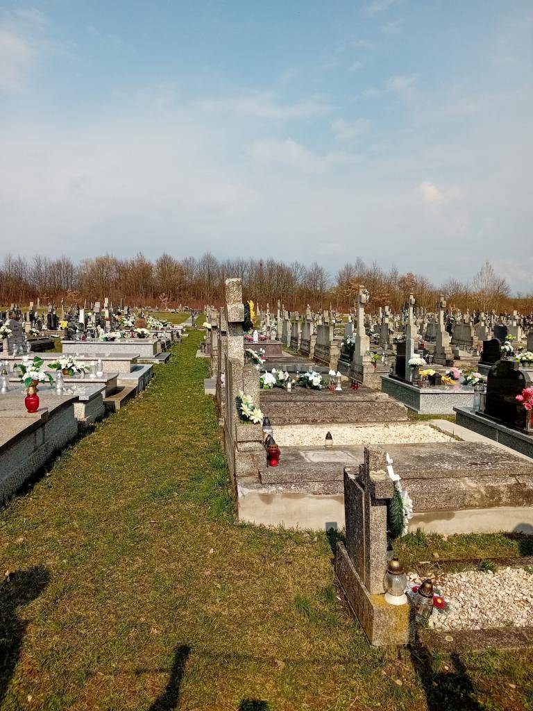 z Ministerstva financií  Slovenskej republiky vo výške 11 250,- EUR na projekt „Výstavba chodníkov v objekte miestneho cintorína, obce Veľké Ozorovce “, ktorý zahŕňa vytvorenie  nových chodníkov na verejnom priestranstve v objekte miestneho cintorína obce Veľké Ozorovce.