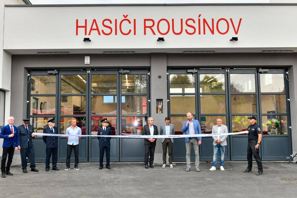 V Rousínově byla slavnostně otevřena nová budova hasičské zbrojnice a služebny městské policie.