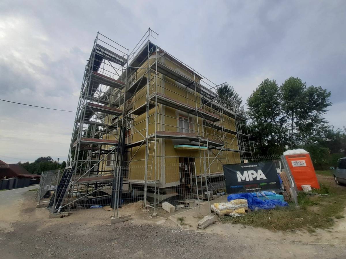 Havířovská radnice připravuje pro své občany nové zubní ordinace v bývalém objektu knihovny na ulici Občanská 121/1 v části města Dolní Datyně. Městská realitní agentura přestavuje budovu pro zdravotníky od prosince loňského roku. Původním záměrem města bylo zaměřit rekonstrukci na vytvoření ordinací pro praktické lékaře a zubaře, ale v návaznosti na výběr konečného nájemce vyvolal investor změnu stavby před dokončením. Z původního projektu bylo upuštěno, nově se celý objekt stavebně připravuje pro čtyři zubní ordinace. „V návaznosti na nové zadání jsme změnili dispozici dle nového účelu a objekt vybavujeme technologiemi nezbytnými pro provoz čtyř zubních ordinací. Cena díla je 18,4 milionů korun, objekt je spolufinancován z dotačního programu Nová zelená úsporám. Předpokládaný termín dokončení je stanoven na březen 2027,“ sdělil vedoucí investičního odboru Městské realitní agentury Ladislav Indrák. https://www.havirov-city.cz/aktuality/havirov-prestavi-byvalou-knihovnu-na-ctyri-nove-zubni-ordinace