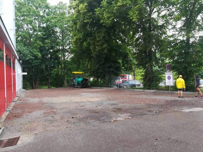 Cílem projektu je zvýšit akceschopnost výjezdových jednotek sborů dobrovolných hasičů obou partnerů tak, aby bylo možné řešit krizové a rizikové situace s co možná nejvyšší profesionalitou, v co nejkratším možném čase, aby mohla být zajištěna ochrana zdraví a majetku obyvatelstva společného regionu, v co možná nejvyšší míře. Hlavní aktivitou projektu bude realizace série školení na různá témata týkající se legislativních předpisů, norem či pravidel, která zefektivní společný zásah. Ke zvýšení efektivity koordinace společných zásahů napomohou i jazykové kurzy, které umocní schopnost rychle se dorozumět a vzájemně pochopit vše nezbytné pro efektivní a bezchybné provedení zásahů. Zakoupená technika v podobě velkokapacitní cisterny na vodu (9 000 litrů) a středního zásahového vozidla s vybavením pro speciální zásahy v podobě úniku chemických látek případně lokalizaci úniků plynů, napomohou dobrovolným hasičům snáz vyřešit krizové situace. Nakoupené vybavení a moderní technologie doplňuje celý koncept projektu postavený na zvýšení akceschopnosti hasičských sborů v našem společném regionu.  Celková hodnota projektu: 701 274,92 Euro Hodnota spolufinancování z EFRR: 596 083,67 Euro