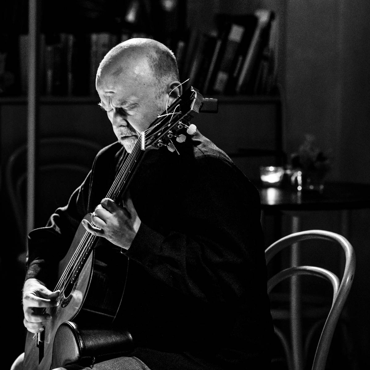 🎸 V neděli 4. října v 17:00 hodin se v Červeném kostele v Hlučíně uskuteční výjimečný koncert světového kytarového virtuosa Pavla Steidla. 🎶 🎼 Pavel Steidl vystudoval pražskou konzervatoř i Akademii múzických umění a během své bohaté kariéry získal řadu prestižních ocenění. 🏆 V roce 1982 zvítězil v mezinárodní soutěži Radio France de Paris, která odstartovala jeho světovou kariéru. Od té doby koncertoval ve více než 30 zemích světa, spolupracoval s předními hudebníky, natočil řadu nahrávek a dodnes působí také jako pedagog. ✨ Jeho jedinečný styl propojuje autentickou interpretaci klasické kytarové hudby s vlastní tvorbou i prvky world music. Čeká vás mimořádný hudební zážitek v jedinečné atmosféře hlučínského Červeného kostela. Celý článek s podrobnostmi o koncertu najdete na našem webu: ⤵️ https://bit.ly/4vT08Ea #Hlučín #ČervenýKostel #PavelSteidl #Koncert #KlasickáHudba #Kytara #KulturníAkce #Hudba #MoravskoslezskýKraj #ŽiváHudba