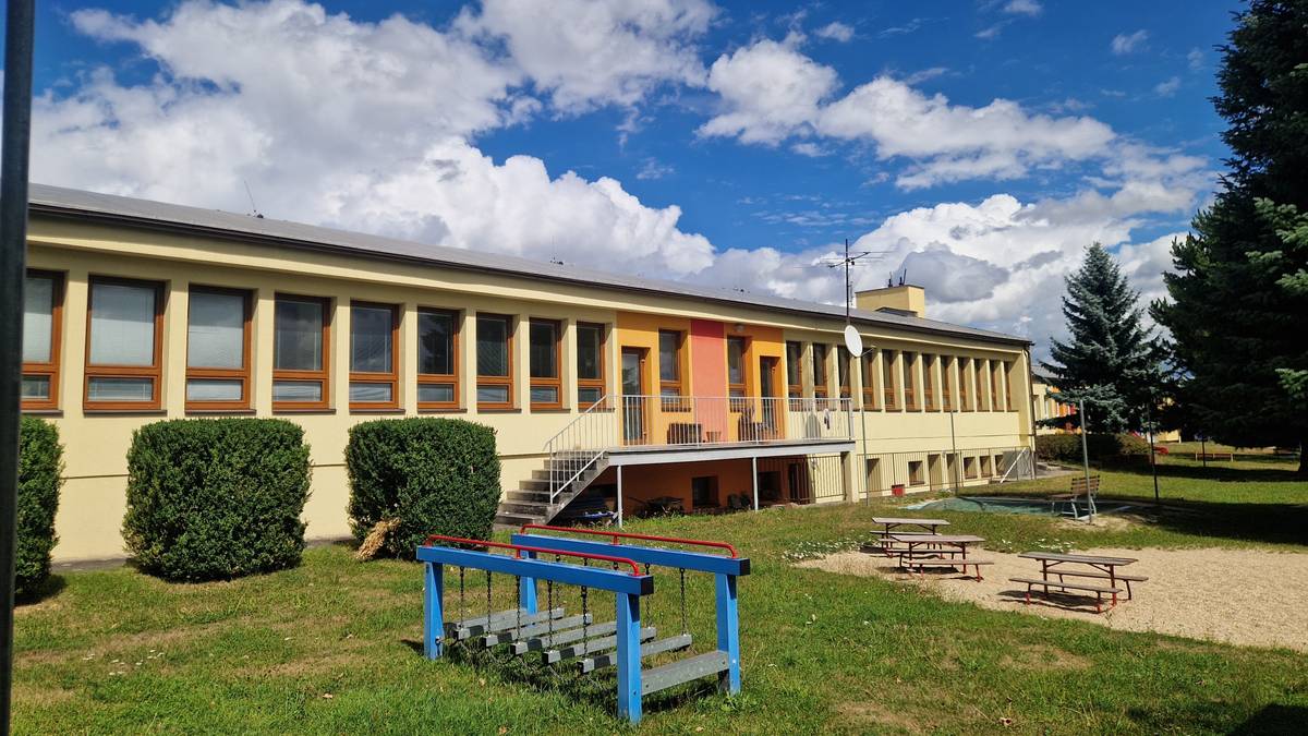 Po několika měsících příprav a komplikacích spojených s veřejnou zakázkou se rekonstrukce Mateřské školy Sluníčko v Milevsku čp. 1531 konečně posouvá k samotné realizaci. Projekt je součástí dlouhodobé snahy města o modernizaci objektu, který již z technického hlediska neodpovídá současným potřebám předškolního vzdělávání. Výsledkem rekonstrukce bude nový moderní pavilon mateřské školy, který vznikne formou dřevostavby na stávajících základech. Nové prostory nabídnou dětem i zaměstnancům kvalitnější, bezpečnější a komfortnější prostředí odpovídající současným potřebám mateřské školy. Cesta k zahájení stavby však nebyla úplně jednoduchá. Původní výběrové řízení muselo být zrušeno a následně zopakováno, což bohužel znamenalo posun původně plánovaného harmonogramu. Město ale na přípravě projektu pokračovalo a po novém zadávacím řízení byl v srpnu vybrán zhotovitel, společnost NEMA Dřevostavby, s. r. o. Stavba bude realizována metodou Design & Build za cenu 34,7 milionu Kč včetně DPH. Zhotovitel doložil všechny potřebné certifikáty, smlouva je oboustranně podepsána a staveniště k dnešnímu dni předáno. Dílo má být dokončeno nejpozději do osmi měsíců od předání staveniště. Dobrou zprávou je také získaná finanční podpora ve výši 10 milionů Kč od Jihočeského kraje. Ta významně pomůže s financováním celé investice a přispěje k tomu, aby mohla být potřebná modernizace školky uskutečněna v plánovaném rozsahu. Velké poděkování patří především ředitelce a zaměstnancům MŠ Sluníčko, kteří se postarali o vyklizení původního pavilonu a stěhování veškerého vybavení tak, aby mohl být objekt připraven na zahájení rekonstrukce. Uvědomujeme si, že šlo o časově i organizačně náročný úkol, který museli zvládnout vedle své běžné práce. Poděkování zároveň patří také mateřské škole Klubíčko, která poskytla dětem a pedagogům ze Sluníčka dočasné zázemí. Díky vstřícnosti jejího vedení a zaměstnanců se podařilo vytvořit podmínky pro co nejplynulejší pokračování předškolního vzdělávání. Ve školce byly navíc provedeny potřebné úpravy a přizpůsobení vybraných prostor tak, aby zde děti měly dostatek místa pro hry, vzdělávání i každodenní aktivity a aby se v novém prostředí cítily dobře. Děkujeme také rodičům a dětem za jejich trpělivost a pochopení. Víme, že dočasné umístění dětí v jiné školce znamená pro rodiny změnu zaběhnutého režimu a přináší řadu organizačních komplikací. Věříme však, že výsledkem bude moderní, bezpečné a příjemné prostředí, které bude dětem i zaměstnancům MŠ Sluníčko sloužit po mnoho dalších let. O dalším průběhu rekonstrukce budeme veřejnost průběžně informovat. Naším cílem je, aby se děti mohly co nejdříve vrátit do svého nového moderního, bezpečného a inspirativního prostředí MŠ Sluníčko.