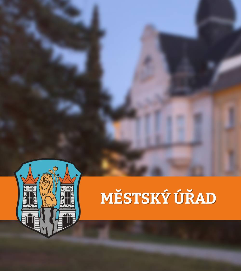 Město Chabařovice realizovalo investiční projekt zaměřený na opravu a modernizaci střechy Komunitního centra v Roudníkách. Cílem projektu bylo především zlepšení technického stavu objektu, zabránění jeho další degradaci a vytvoření kvalitnějších podmínek pro pořádání komunitních a společenských aktivit místních obyvatel. Realizované práce na střeše přispějí k dlouhodobé ochraně budovy před působením povětrnostních vlivů a současně umožní lepší využití prostor komunitního centra, zejména jeho horních podlaží. Modernizace tak pomůže zachovat objekt v dobrém technickém stavu a podpoří jeho další využívání jako důležitého místa pro setkávání obyvatel Roudníků. Při přípravě a realizaci projektu se městu podařilo dosáhnout také výrazné finanční úspory. V rámci výběrového řízení na zhotovitele stavebních prací bylo doručeno více nabídek, díky čemuž bylo možné vybrat nabídku s nejnižší nabídkovou cenou při splnění stanovených podmínek veřejné zakázky. Výsledná cena realizace tak byla nižší, než město původně předpokládalo. Projekt byl finančně podpořen Ústeckým krajem v rámci Programu obnovy venkova Ústeckého kraje 2025, a to v rámci projektu s názvem „POV 2025 Komunitní centra – město Chabařovice“. Díky realizaci projektu získalo Komunitní centrum v Roudníkách kvalitnější technické zázemí pro svou další činnost a pro pořádání komunitních akcí určených místním obyvatelům. Projekt podpořen Ústeckým krajem.   Jiří Starý projektový manažer Městský úřad Chabařovice