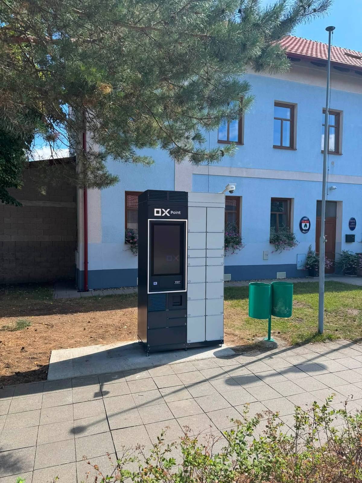 OX point je jich funkční a můžete si nechat posílat balíčky nebo je odesílat přímo do/z Břízy. Dotykový displej Vás navede, můžete si vytisknout i štítek na zásilku. V nejbližší době bude aktivována i elektronická úřední deska. Ať nám box hezky slouží, Jitka Procházková, starostka