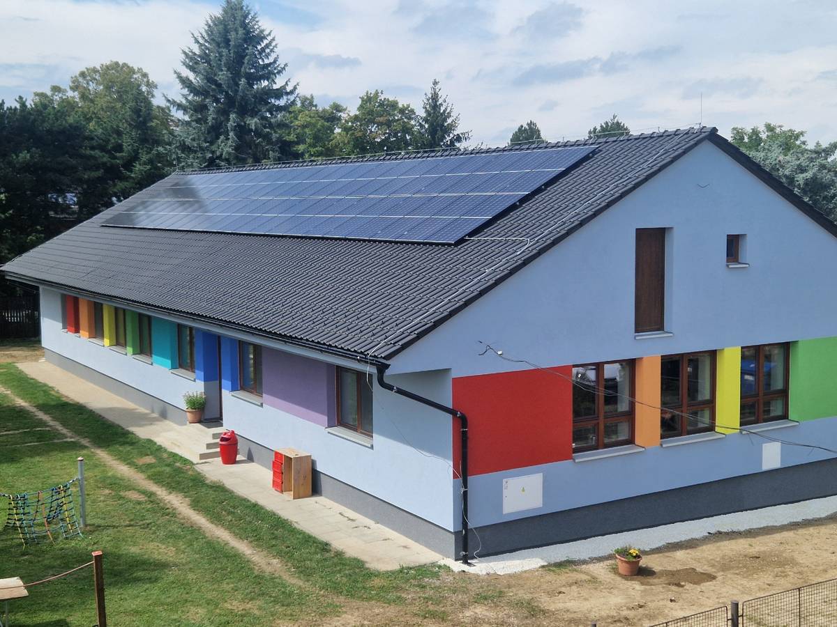 Nová fasáda, zateplení i nové zastřešení vstupu – naše mateřská škola prošla přes prázdniny velkou proměnou! 🏫✨ Děti i paní učitelky přivítá 1. září budova v úplně novém kabátě. Zateplení pomůže udržet ve třídách příjemnou teplotu po celý rok a ušetří náklady na vytápění, zatímco stříška nad vchodem zajistí, že do školky všichni vklouznou suchou nohou i za deště. Máme obrovskou radost, že se nám daří prostředí pro naše nejmenší postupně vylepšovat. Velké díky patří všem, kteří se na rekonstrukci během léta podíleli a stihli vše připravit včas na nový školní rok! Jak se vám nová podoba líbí? Ať se dětem v "duhové" školce krásně hraje i učí! ❤️💛💚💙💜