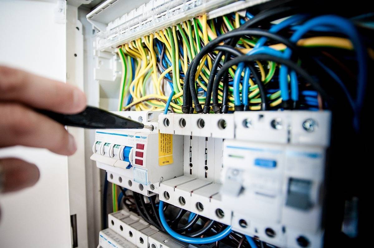 Z důvodu plánovaných prací na zařízení distribuční soustavy – rekonstrukcí, oprav, údržbových a revizních prací – bude přerušena dodávka elektrické energie: ve čtvrtek 27. srpna od 8:30 do 13:30 hodin. Vypnutá oblast: ulice Hybešova od č. p.438/29 po č. p. 553/51 pouze jedna strana ulice. Více informací o plánovaných odstávkách najdete zde.