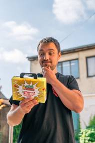 Michal zkoumá dárkový box chilli produktů