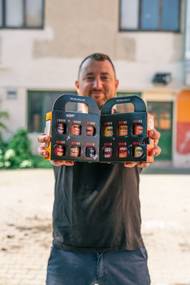 Michal s dárkovým setem chilli produktů