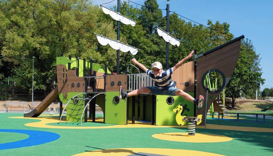 Zlín - Statutární město Zlín ve čtvrtek 27. srpna otevřelo ve čtvrti Padělky, poblíž Fryštáckého potoka, nový „Sportovně-rekreační areál Zlín – Vysoká mez“. Jedná se o moderní a plně bezbariérový areál, jenž nabídne dětem od 3 do 12 let široké možnosti pro hry, sport i aktivní trávení volného času.