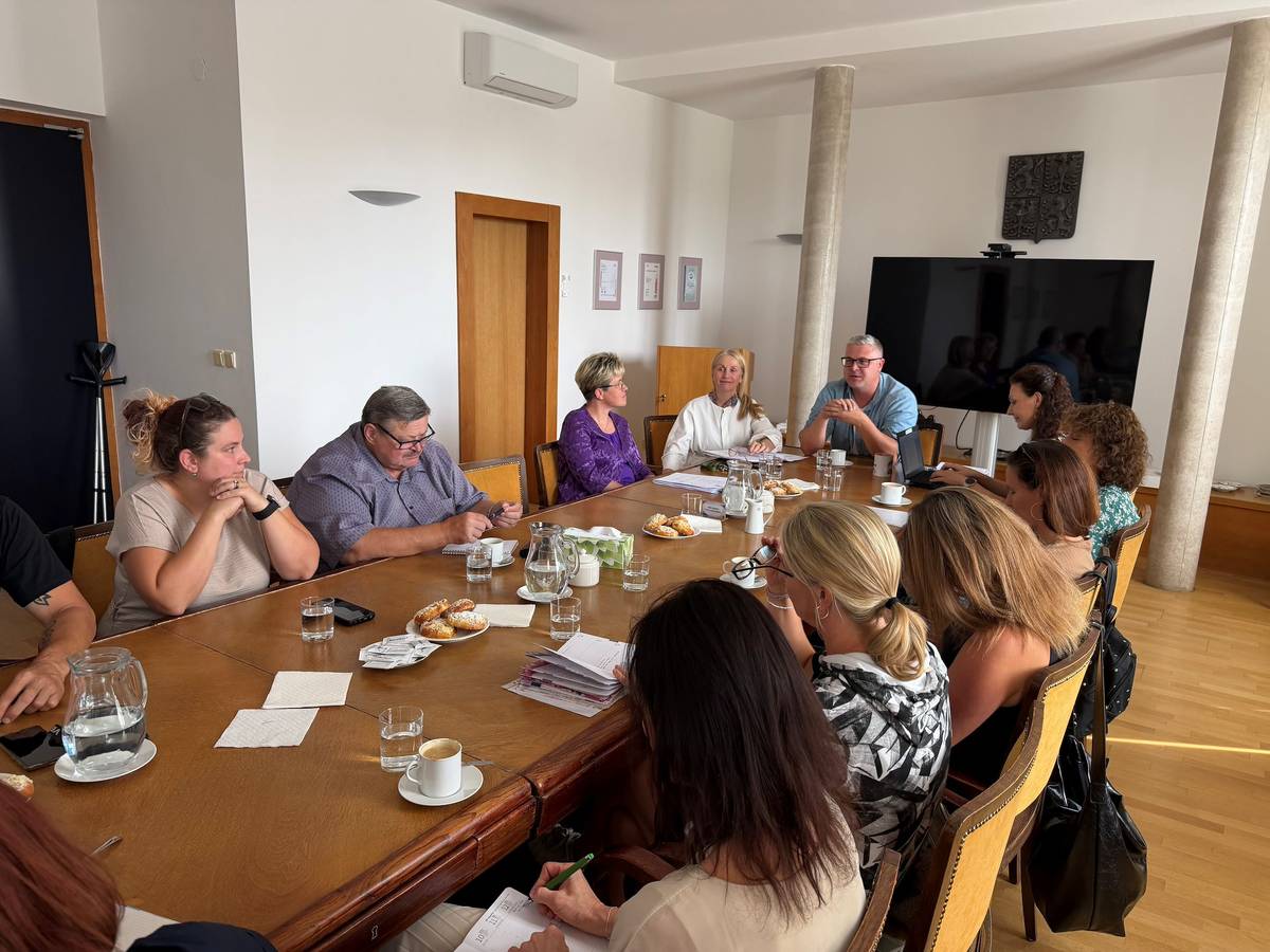 Ve středu 26. srpna se uskutečnila tradiční každoroční porada ředitelů školských příspěvkových organizací města Benešov a Městské knihovny Benešov. Setkání se koná pravidelně před zahájením nového školního roku a je příležitostí k předání aktuálních informací i společné koordinaci plánovaných aktivit.