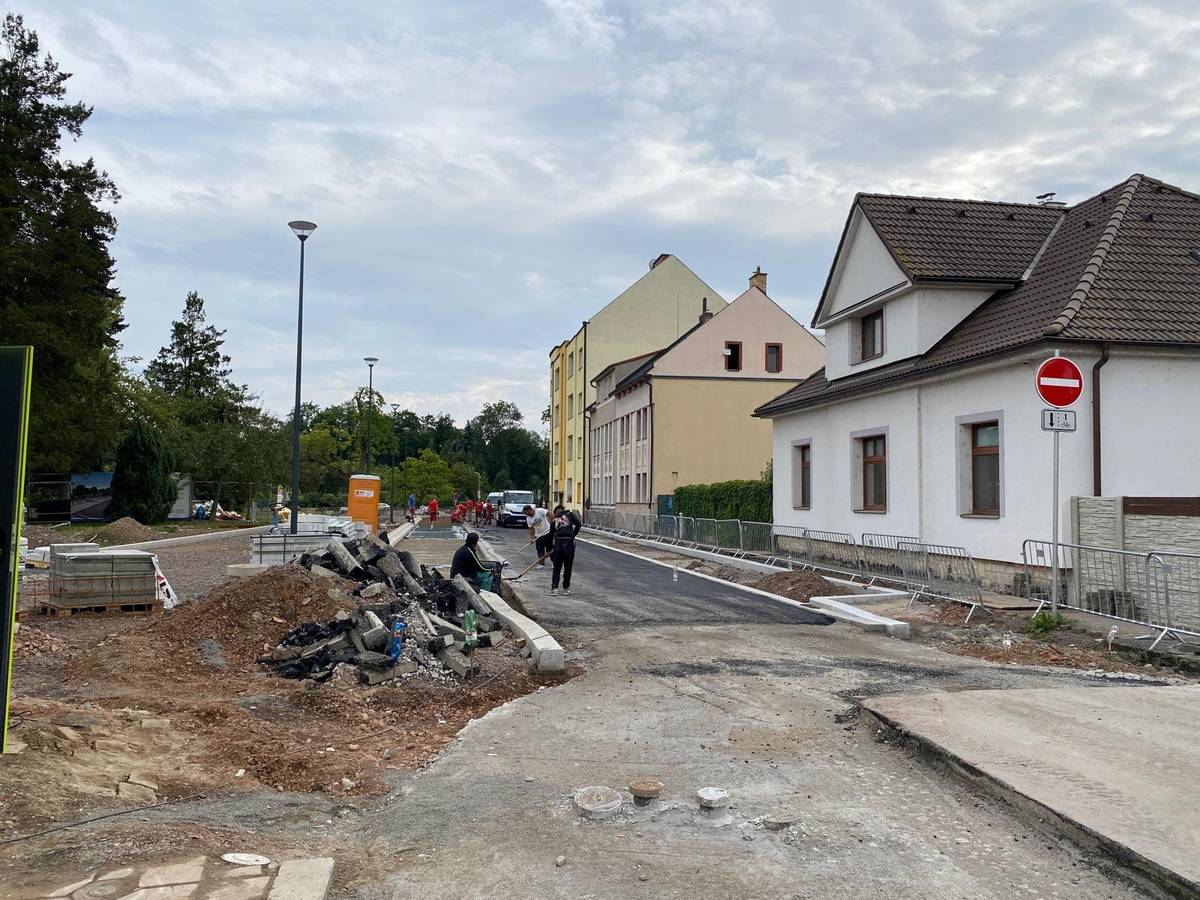 Na základě žádosti zhotovitele stavby se prodlužuje termín dokončení stavby autobusového nádraží Herzánka do 31.12. 2026. Z důvodu stavebních úprav chodníku před budovami čp. 939 - čp. 668 v ul. Na Herzánce, bude zakázán vstup chodců na chodník před budovami. Výjimku ze zákazu vstupu chodců mají osoby s trvalým pobytem v uzavřeném úseku ulice Na Herzánce. Autobusy budou i nadále odjíždět ze stanoviště v ul. Jungmannova před budovami čp. 306–386 v Chocni. Ulice: Na Herzánce Termín: 01.09.2026 - 31.12.2026 Doba trvání: 122 dní Investor: Město Choceň, IČO 002 78 955 Zhotovitel: PSN & DS a.s., IČO: 043 77 036, sídlo firmy: Krapkova 280/7, 779 00 Olomouc Druh: úplná uzavírka provozu Odůvodnění: prodloužení termínu realizace stavby "Revitalizace autobusového nádraží Choceň - Herzánka".