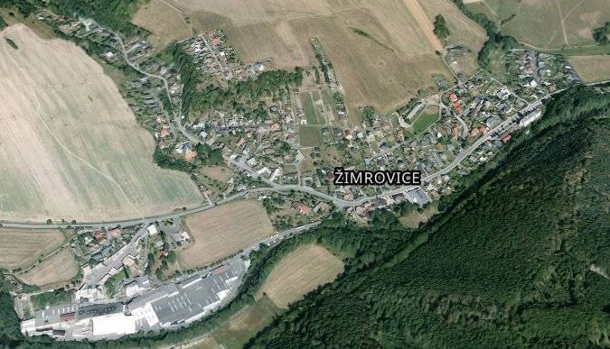 Tento týden proběhlo jednání mezi vedením města a zástupci společnosti CETIN ve věci výstavby nové moderní optické sítě v Žimrovicích. Ta přinese výrazně rychlejší a stabilnější internet uživatelům. V čem je optický internet lepší než stávající internet telefonním kabelem? - rychlost až 2000 Mb/s (výrazně více než běžné připojení) - příjem digitální televize s vysokou kvalitou obrazu - stabilní připojení bez výpadků kvůli počasí - připravenost na budoucí potřeby domácnosti (videohovory, TV ve vysokém rozlišení, atd.) - možnost využití jako alternativa pevné linky na volání Jak probíhá výstavba? - zřízení přípojky podzemním vedením do domu je nyní zcela zdarma - jednoduchá instalace na pozemku bez dopadu na jeho užívání - uvnitř domu bude nainstalována zásuvka, do které bude zapojen modem, který vysílá v domácnosti WiFi nebo rozvádí internet po domě V nejbližších dnech budou uživatelé domácností v zahrnutých lokalitách Žimrovic nejdříve kontaktováni písemně dopisem s bližšími informacemi. Projevením zájmu se zájemce nezavazuje k odběru žádné služby a nejsou s ním spojeny žádné platby. Projeví-li o zřízení přípojky zájem více než 80 % uživatelů, postoupí příprava do další fáze projekce. Termín fáze samotné výstavby zatím není znám. Na přiloženém snímku jsou vyznačeny lokality, kterých se příprava výstavby týká.