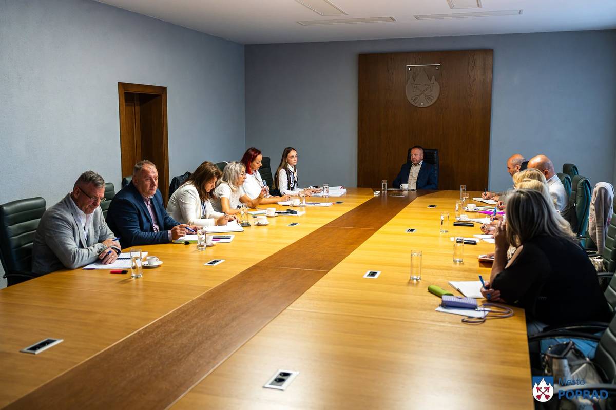 Dnes sa uskutočnila pracovná porada s riaditeľmi škôl v zriaďovateľskej pôsobnosti mesta Poprad, ktorú zvolal primátor Anton Danko.  „Obsahom porady bola organizácia škôl a ich pripravenosť na nový školský rok, ako aj prevádzka materských škôl počas prázdninového obdobia. Venovali sme sa tiež obsahovým zmenám súvisiacim s kurikulárnou reformou v prvom ročníku. Súčasťou porady bolo aj hodnotenie riaditeľov škôl,“ povedala vedúca oddelenia školstva, mládeže a športu MsÚ Kamila Lopuchová.  Letné prázdniny nie sú len obdobím oddychu pre žiakov, ale aj časom, keď môžu školy realizovať potrebné rekonštrukcie, opravy a úpravy svojich priestorov bez toho, aby obmedzovali vyučovanie. Aj v tomto roku sa tak počas prázdnin uskutočnili viaceré práce, ktoré prispejú k lepším podmienkam pre žiakov aj zamestnancov škôl v novom školskom roku.  „Počas prázdnin sa prerábali 3 učebne prvého stupňa - od svietidiel, stien a elektrických rozvodov až po podlahy. Riešilo sa aj zázemie upratovačiek, ktoré slúžilo 47 rokov. Ako škola sme sa pripravovali na kurikulárnu reformu v rámci prvého ročníka prvého cyklu,“ uviedol riaditeľ ZŠ s MŠ Tajovského Vladimír Tobis.  O aktuálnej situácii a plánoch školy informovala aj riaditeľka ZUŠ Poprad Perla Danková. „Hudobný odbor na ZUŠ Poprad už máme obsadený. Talentové skúšky pre tanečný, výtvarný a literárno-dramatický odbor ešte len prebehnú. Počas prvých dvoch septembrových týždňov zároveň prebiehajú aj zápisy. Nový školský rok sa začne 1. septembra o 14.00 hodine. Našou víziou do ďalšieho školského roka je pokračovať v účasti na celoslovenských súťažiach. Zároveň bude naša ZUŠ organizovať aj medzinárodnú akordeónovú súťaž.“  Slávnostné otvorenie školského roku 2026/27 sa uskutoční na všetkých popradských školách v utorok 1. septembra.