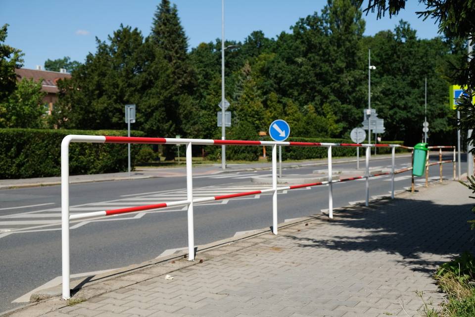 Po jednáních s Technickou správou komunikací hl. m. Prahy (TSK) jsme dohodli opravy na několika místech v Újezdě nad Lesy. TSK má tyto komunikace a související prvky ve své správě a zajišťuje jejich údržbu. Od dohody k samotné realizaci oprav často vede delší cesta, postupně se však daří dávat do pořádku další místa v Újezdě. Během léta byly opraveny výtluky na několika komunikacích:  na křižovatce u Lidlu, na části Starokolínské na Blatově, na části Novosibřinské v úseku mezi zastávkami Sudějovická a Zbyslavská.  Opravy zábradlí: Práce pokračují také na opravách zábradlí. Aktuálně probíhají před úřadem, u křižovatky u Levelu a na Blatově. Na některých místech dostane zábradlí nový nátěr, poškozené části budou kompletně vyměněny. Oprava zábradlí se objevila také mezi návrhy obyvatel do participativního rozpočtu Měníme Újezd. Vzhledem k tomu, že jsme její realizaci již dříve dohodli s TSK, nebyl tento návrh zařazen do dalšího hodnocení. Finance z participativního rozpočtu tak mohou být využity na jiné projekty navržené obyvateli.